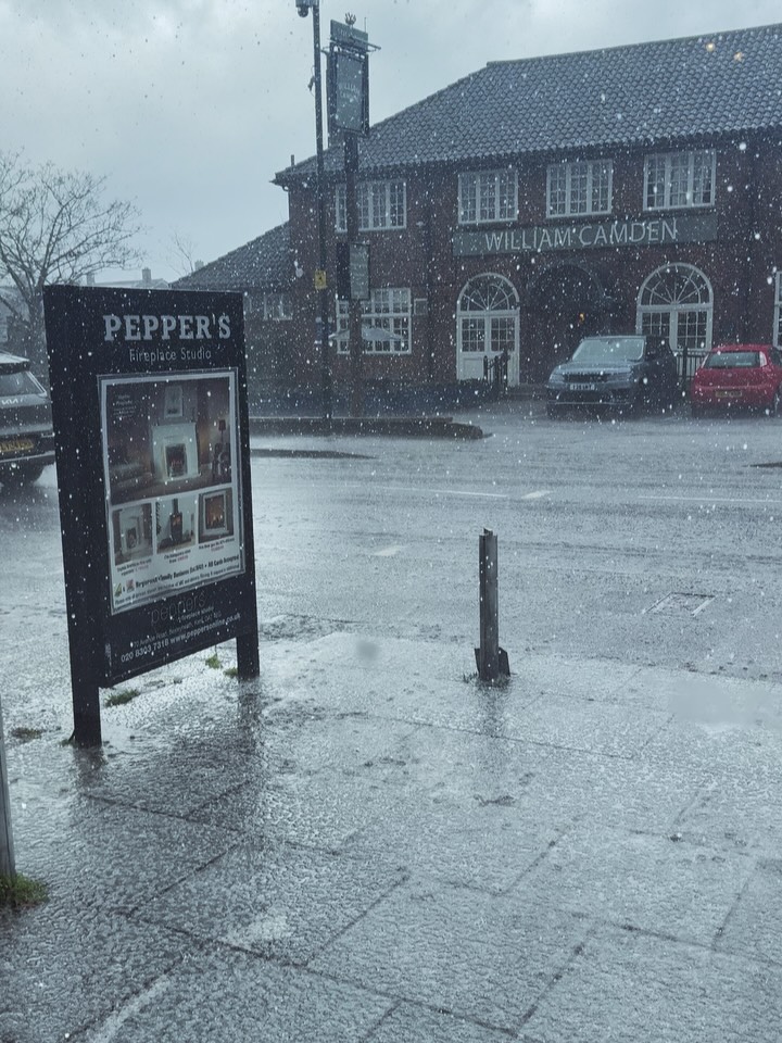 👉🏼 BRRRR! Swipe to dry yourself off! 🤧
Enjoy the ASMR of our showroom… This wet weather pairs well with the instant heat of our gas and solid fuel fires. Thank god we have the @charnwoodstoves Aire 500 Intelligent Woodburning Stove on display. So easy to light and enjoy straight away.
Combat the rain with a cosy fire to come home to, an unbeatable surge of warmth to toast wet toes, dry out damp, and brighten dark overcast days.
#bexley #bexleyheath #bexleyheathbroadway #woodburner #cosy