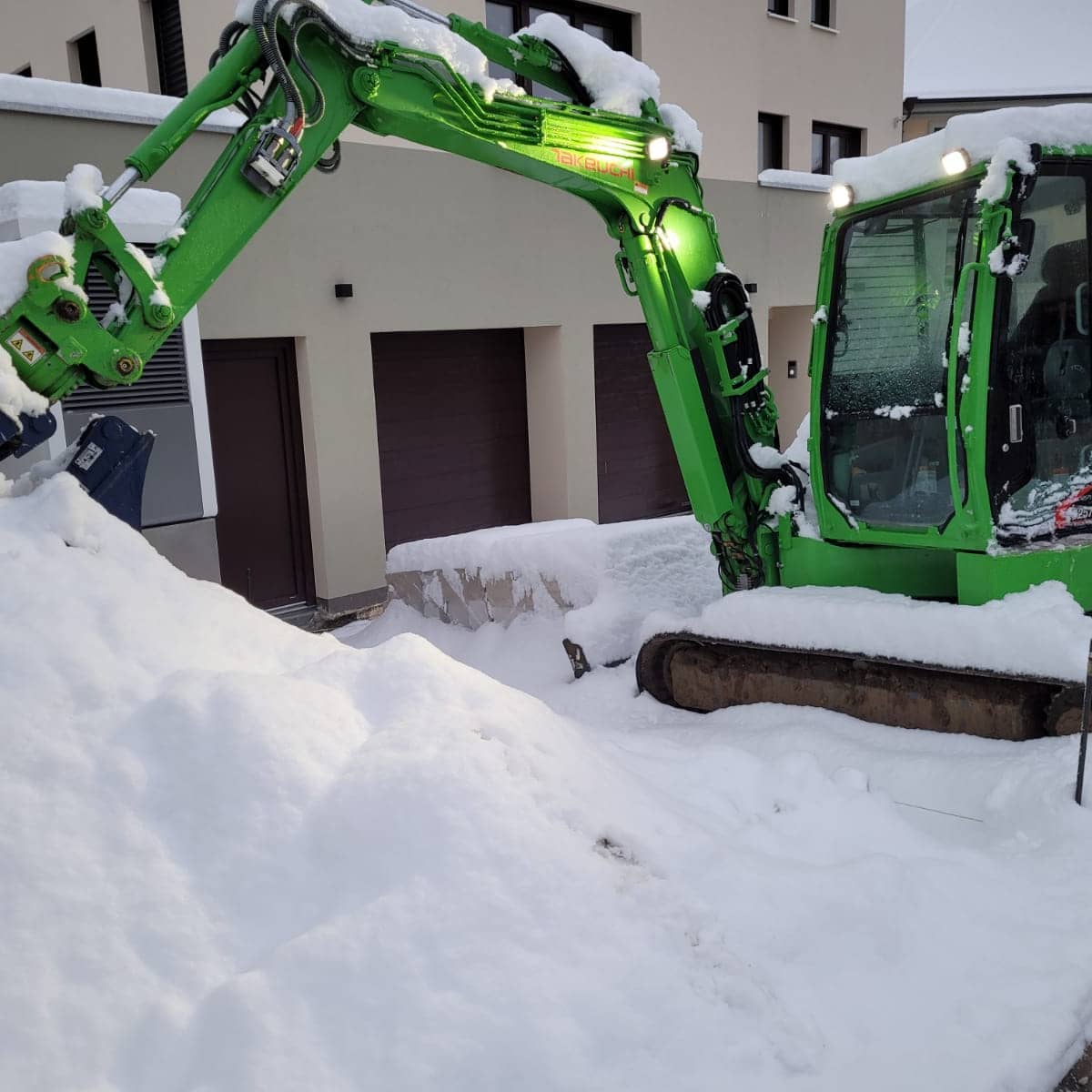 Weihnachtsbeleuchtung im Gartenbau 🌲😅❄
#galabau #weihnachten #weihnachtsbeleuchtung #takeuchi #Schnee #weichnachtslicht #gartenbau #bagger