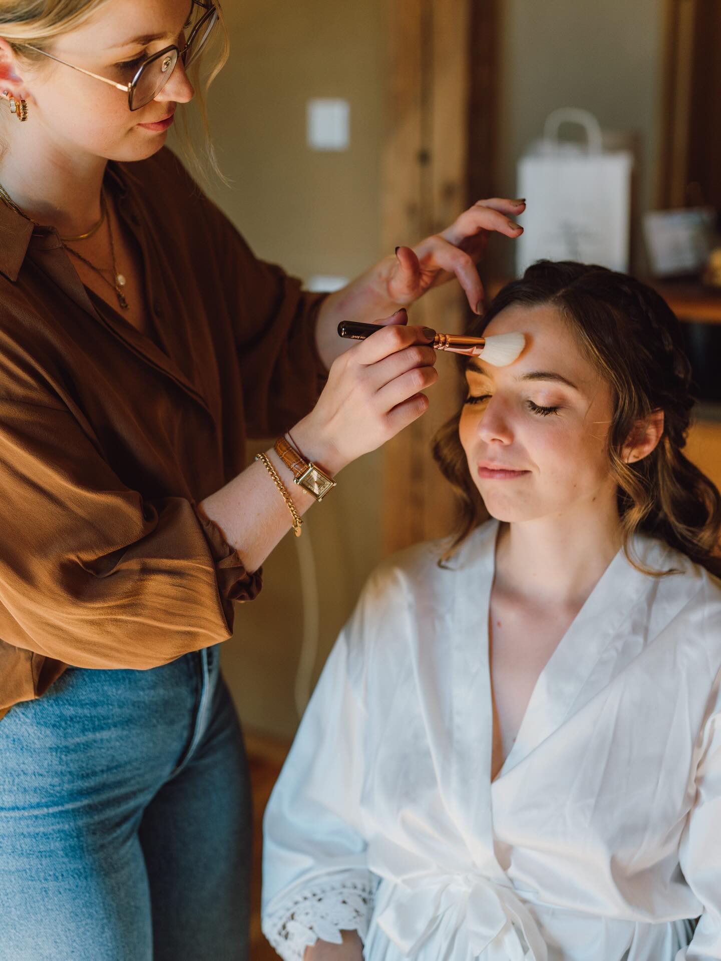 𝘔𝘦𝘩𝘳 𝘢𝘭𝘴 𝘯𝘶𝘳 𝘚𝘵𝘺𝘭𝘪𝘯𝘨 – 𝘥𝘦𝘪𝘯 𝘎𝘦𝘵𝘵𝘪𝘯𝘨 𝘙𝘦𝘢𝘥𝘺-𝘔𝘰𝘮𝘦𝘯𝘵 🤍
Unser Ziel? Dass du dich nicht nur wunderschön fühlst, sondern auch ganz du selbst bist – mit einem Look, der deine Persönlichkeit unterstreicht und dich von Kopf bis Fuß strahlen lässt ✨👰♀️
Gerade beim Getting Ready geht es um so viel mehr als nur Haare & Make-up: Es ist dein Start in einen der wichtigsten Tage deines Lebens – emotional, aufregend und voller Vorfreude.
Deshalb sorgen wir nicht nur für ein perfektes Styling, sondern auch für eine ruhige, angenehme Atmosphäre, in der du ankommen und durchatmen kannst.
📍Mobil unterwegs, wo du uns brauchst – ob im Hotel, Zuhause oder in der Hochzeitslocation.
📅 Termine an Samstagen & für Eventstylings auf Anfrage – speziell abgestimmt auf dich.
💆🏽♀️💄 by @hairandmakeupbyveronika
📸 by @lauraelenaphoto
#Brautstyling #Brautliebe #BridalHair #BridalMakeup
#Hochzeitsstyling Brautglück Brautfrisur
Hochzeit2024 Bräute2024 StylistinFürBräute
MobilerFriseur MobilesStyling Brautlook
Hochzeitsfrisur Hochzeitsmakeup GlücklicheBräute
BräuteMitStil PerfekterBrautlook FreudeAmStyling
LeidenschaftFürBräute SamstagsStyling
Hochzeitstraum