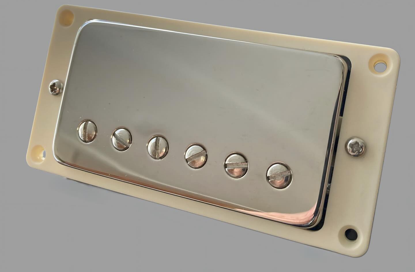 Coming soon…..THE NO MUD-BUCKER pickup set. Using P.A.F. humbucker attributes these are designed to give a clear defined tone but without the mud and woolliness often associated with Humbucker pickups . Single coil clearness but with hum cancel properties.
Neck 7.0K Ohms A5 magnet
Bridge 7.9K Ohms A2 magnet.
Video coming soon.