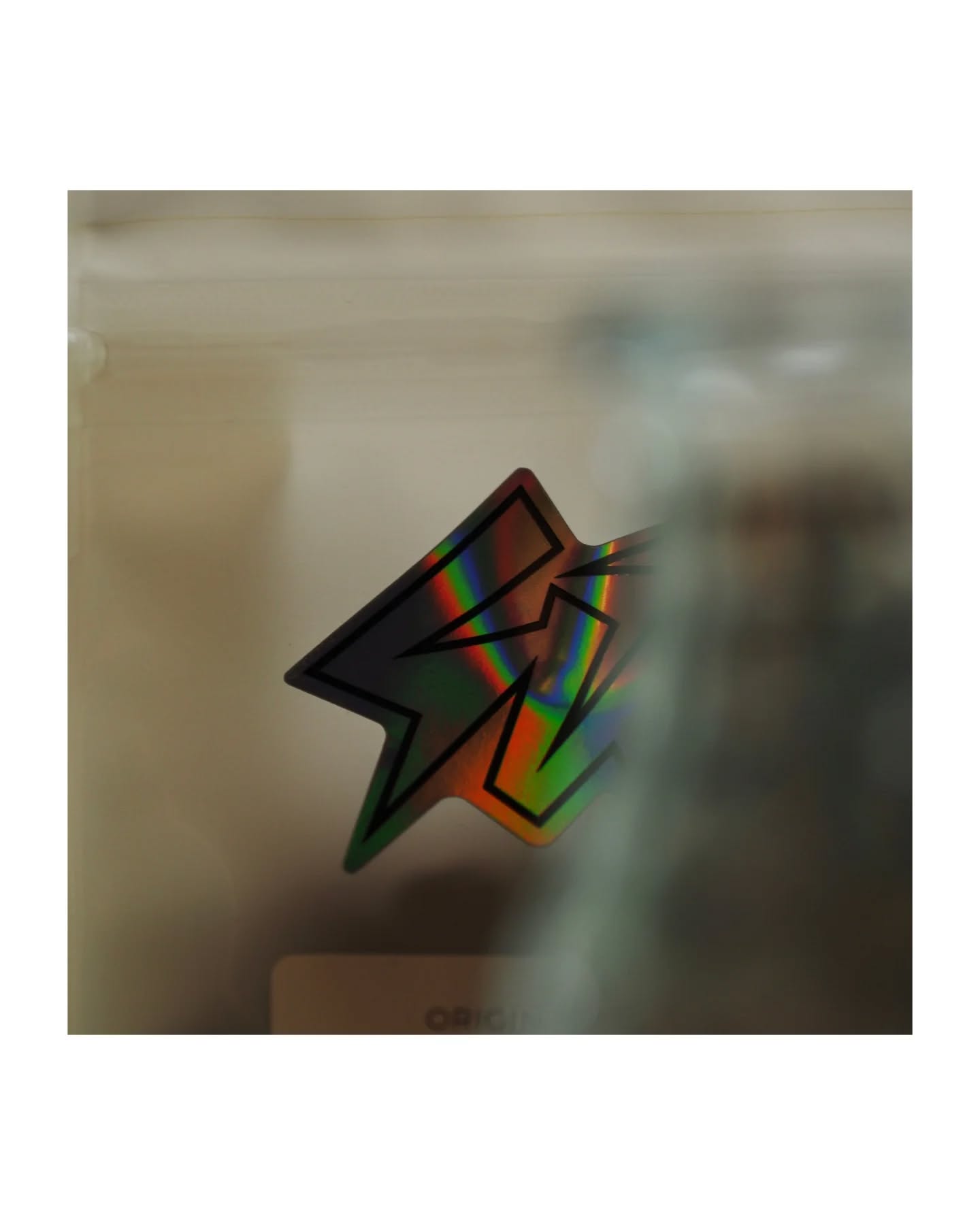 Sonnige Kaffees und Surfvibes aus dem feinen Heidelberg bringen uns und euch die lieben Menschen von @suedseite.coffee in die Cups und Herzen! Zum ersten Mal bei uns, aber here to stay, findet ihr vor allem besonders prozessierte Kaffees aus Kolumbien dieses Mal in unserem Regal und als Handfilter!
Las Flores . Kolumbien . Extended Fermentation Washed
Crisp und Clean, muss sich dieser aufwändig verarbeitete Pink Bourbon von Jhoan Vergara und der Finca Las Flores, nicht verstecken. Die Kaffeekirschen unterlaufen je 2x36h anaerobe Fermentation, wodurch die Komplexität geboostet wird und werden vollendet mit einem Thermalshock, welcher den Kaffee in der Tasse klar und fern von boozy Fermentationsnoten hält. Das Ergebnis ist ein extrem floraler-herbaler Kaffee, mit einer fokussierten Säure, intensiven Aromen von Zitrusöl, frischem Lavendel und Rosmarin, welche abgerundet werden, durch einen ätherischen Körper, welcher an weißen Tee erinnert. Mein absoluter Favorit!
Franky Hoyos . Kolumbien . Yeast Inoculated Natural
Auch bei diesem Kaffee handelt es sich um hochprozessierte Goodness, aber auf eine ganz besondere und möglicherweise einzigartige Weise! Franky Hoyos hat dieses Lot aus Caturra und Chiroso Kirschen auch einer Multi-Stage-Fermentation unterzogen, allerdings sind bei dieser auch noch isolierte Hefekulturen im Spiel gewesen, welche die Fermentation dominieren. Und diese Arbeit hat sich auf jeden Fall gelohnt, denn wir finden ein Tassenprofil, wie kein anderes bisher: Moussige Aromen von Schokoladenmilchshake kommen zusammen mit der Säure von frischen Kirschen und Tonkabohne. Dekadente Schokonoten, wie ihr sie garantiert noch nie geschmeckt habt!
Finca Milan . Kolumbien . Nitro Washed
Hier kommt der dritte kolumbianische Knüller! Ein sanfter Co-Ferment mit Wassermelonen und vor allem mit Stickstoff, statt Sauerstoff. Die Kirschen der Varietät Caturra werden mit Hefestarterkulturen und Wassermelonensaft kombiniert und anschließend anaerob fermentiert und 20 Tage lang getrocknet. Genau so landen Aromen in der Tasse, welche uns in die Kindheit katapultieren! Wir schmecken Wassermelonenkaugummis, intensive Süße und eine limonadig-sprudlige Säure.
⬇️⬇️⬇️