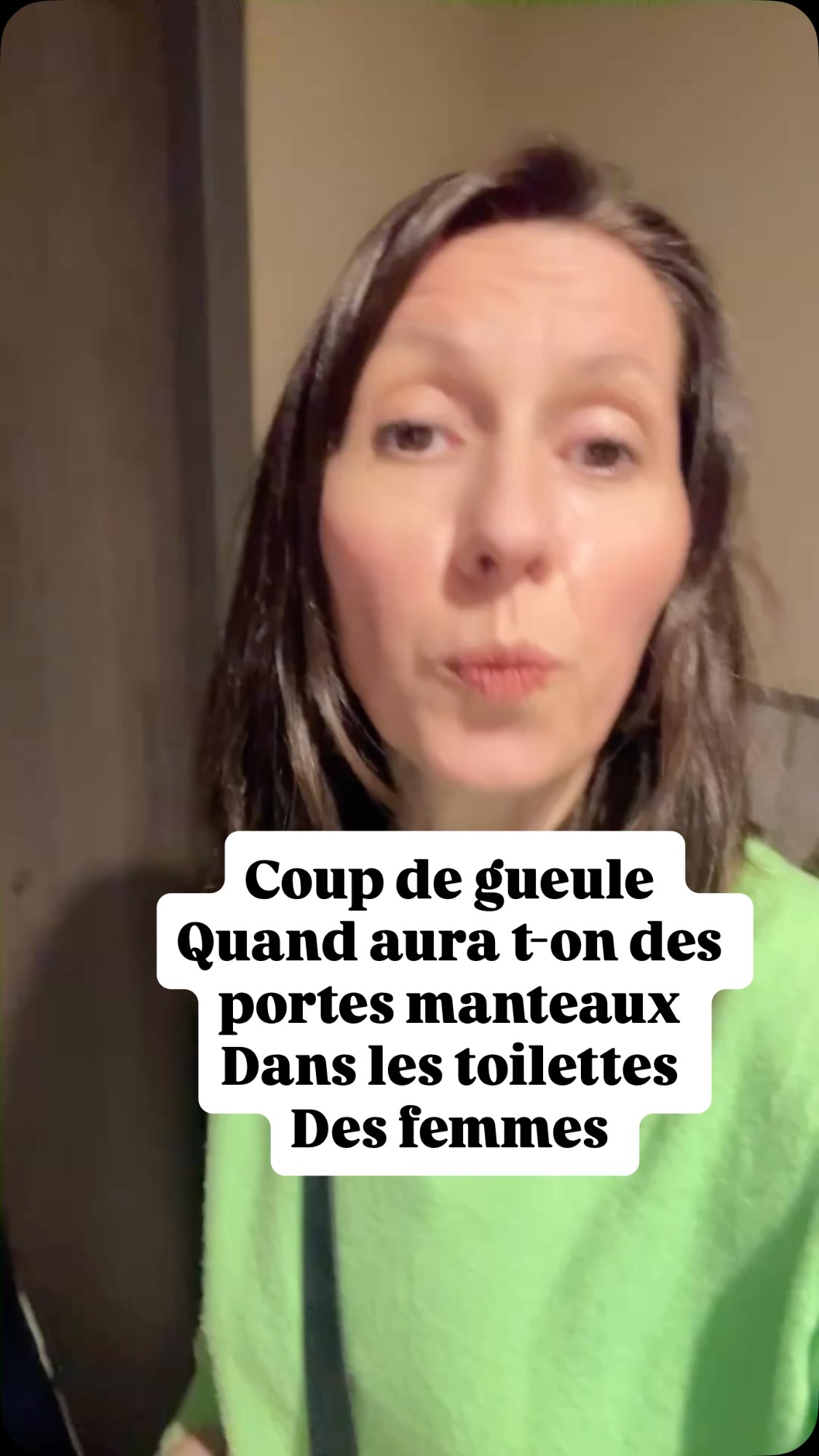 Marre de devoir faire pipi avec mon manteau sur les genoux ou mon sac à main accroché à la poignée de la porte sans être certaine qu’il ne tombe …
Pourquoi le porte manteau dans les toilettes est une option ?
Peut-etre y aura t’il un architecte dans l’assemblée qui me l’expliquera …
Hâte de savoir 😅mais franchement l’hiver c est chiant !!!
A vos commentaires si vous aussi ça vous irrite .
Sandra home organiser passionnée et amoureuse de la facilité du quotidien 😉
#organisationmaison #toilettepubliques #homeorganizer