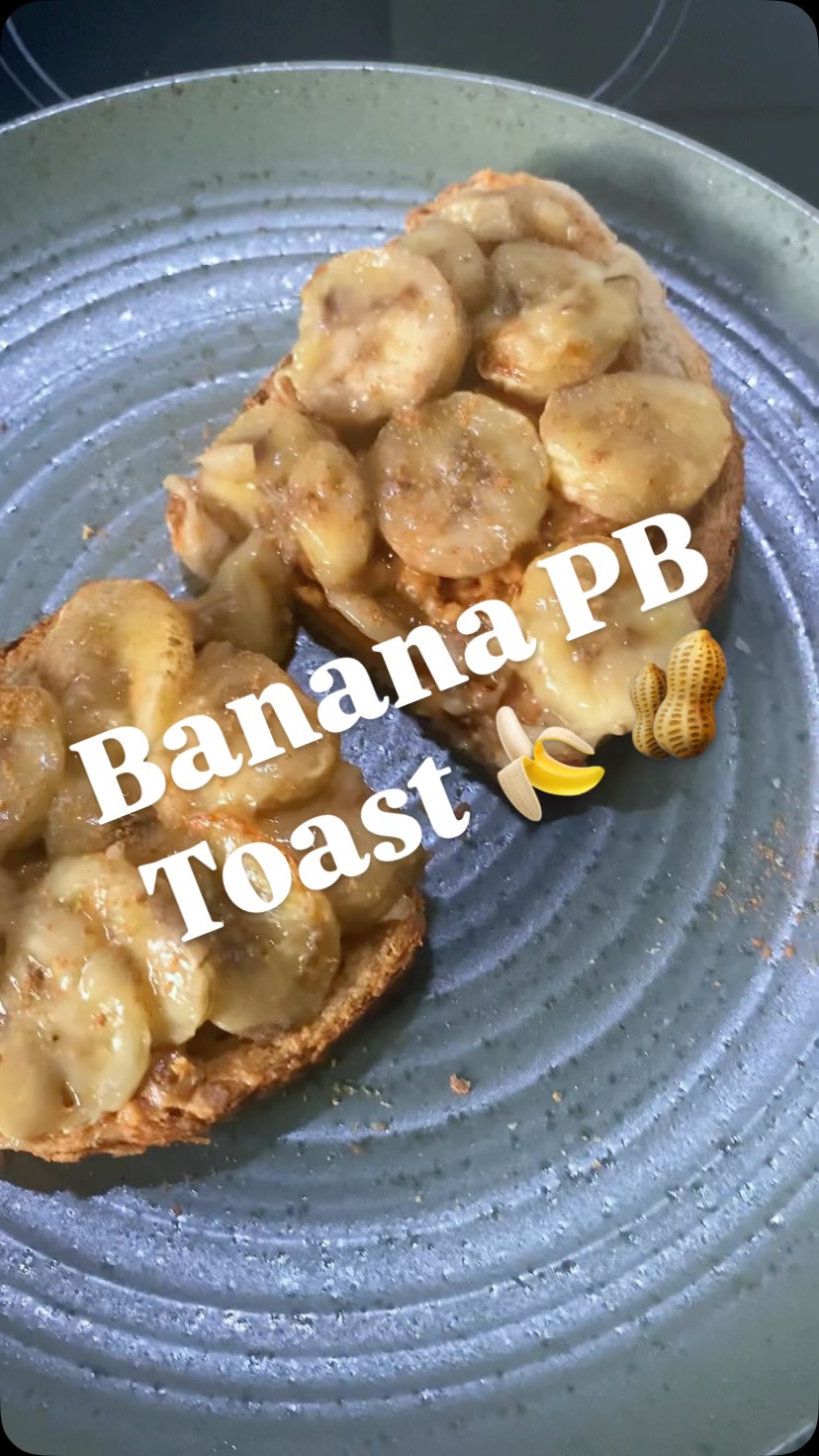 One of my favourite sweet treats 🍌🥜
Banana & peanut butter toast = ~370 kcal
Sweet, simple, does the job ✨
PS: I wasn’t mad, just deeply focused on not chopping my finger off 😅
#sweettreat #snackideas #balance #caloriedeficit #weightlossjourney