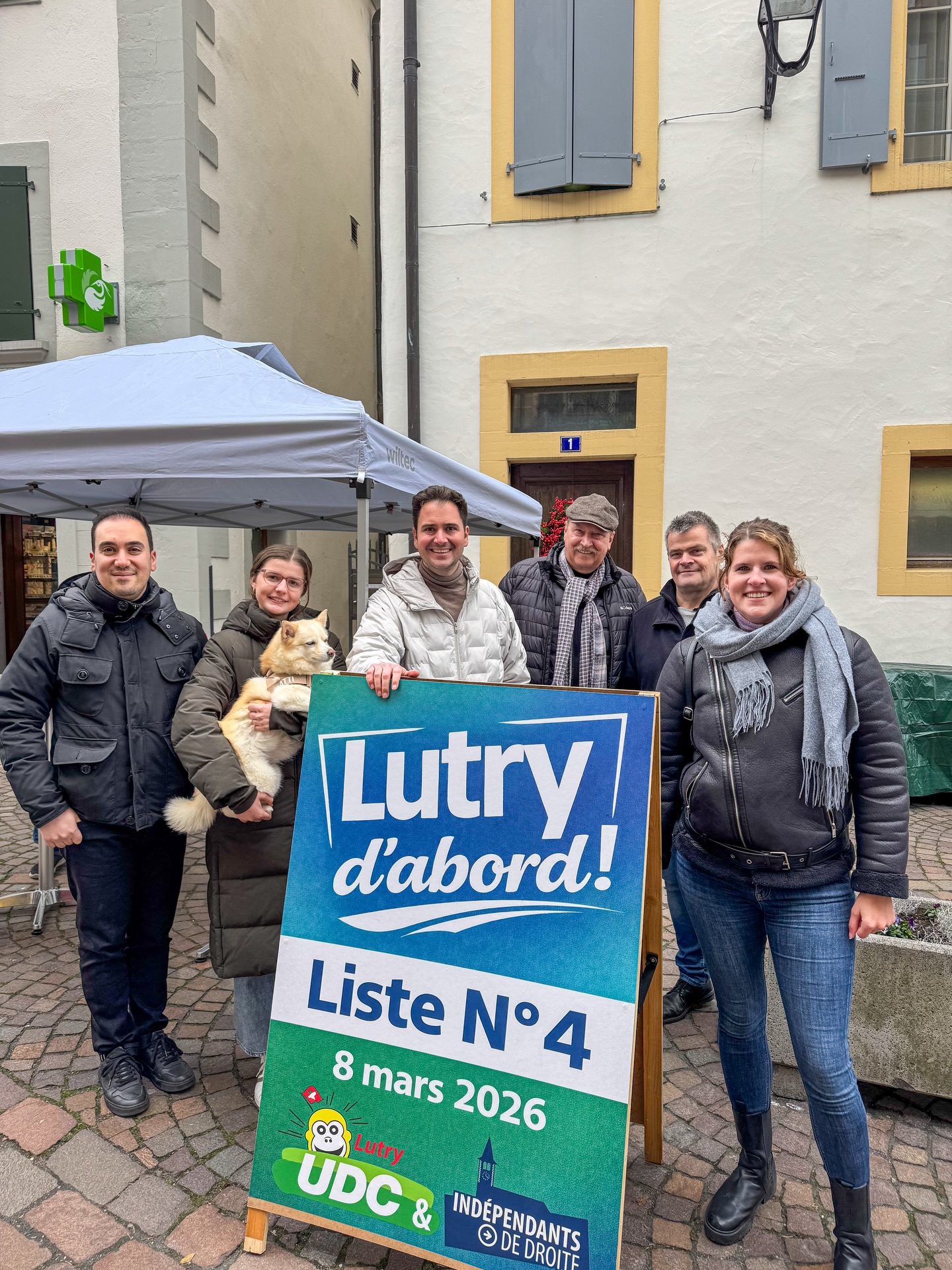 Ce matin au marché de Lutry, notre équipe est venue à votre rencontre 💙☀️🤝💚
Autour d’un thé chaud, d’un verre de vin blanc de Lutry, de croissants et de flûtes, vous avez été nombreux à vous arrêter, à discuter, à partager vos idées, vos préoccupations et votre vision pour notre commune. Merci pour ces échanges francs et constructifs.
Et bien sûr… nos mascottes à poils 🐾 étaient de la partie!
Elles ont attiré les sourires, facilité les rencontres et rappelé que la politique communale, c’est avant tout une affaire de proximité et de lien humain.
C’est exactement pour cela que nous sommes engagés:
être proches de vous, vous écouter, et agir concrètement.
Notre priorité reste la même : Lutry d’abord !
🗳 Le 8 mars 2026, retrouvez-nous sur la
—> LISTE 4️⃣ - UDC Lutry & Indépendants de Droite
Ensemble, faisons avancer notre commune.
#lutry #lavaux #ec2026 #qualitytime #udc