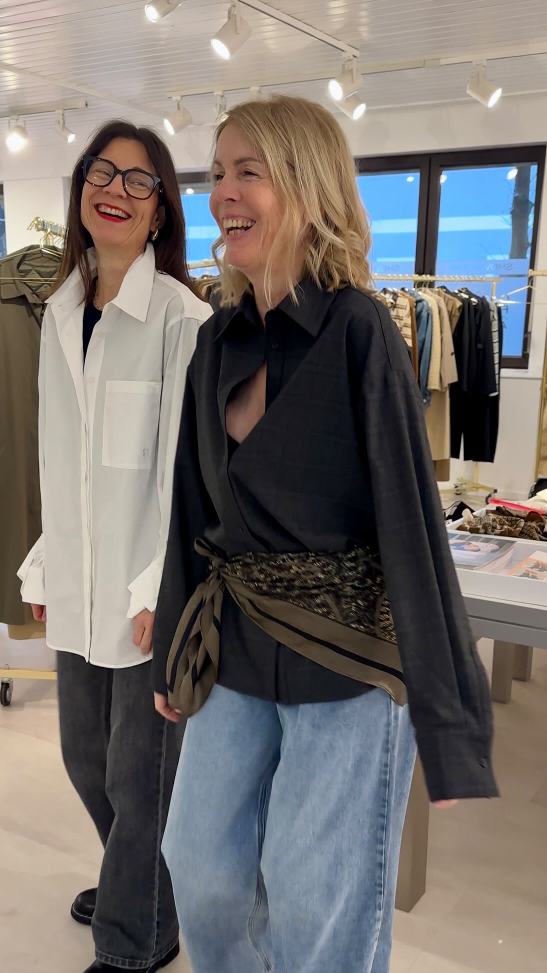 Heute zu Besuch: unsere liebe Stefanie & Sandra vom @zwoelf.store 💕
Gemeinsam haben wir die Kollektionen von Sofie Schnoor, Yasu und DWRS für Fall 2026 gesichtet, Looks anprobiert, Stoffe geprüft, Proportionen verglichen und die Details genau unter die Lupe genommen.
Mit Blick auf euren Standort haben wir bewusst entschieden:
Welche Styles tragen eure Handschrift?
Welche modischen Statements sind für Bergisch Gladbach auf den Punkt?
Am Ende steht keine zufällige Auswahl, sondern eine klare, tragbare, modische Kollektion für die kommende Saison.
Danke für euren Besuch, eure Zeit und das Vertrauen in unsere gemeinsame Arbeit.
Und während draußen Rosenmontag gefeiert wird, haben wir konzentriert die nächste Saison vorbereitet. Streber, wie wir sind. 🤡
Alaaf aus Düsseldorf.
—————————
Willkommen bei Carmen Fischer Agents,
Wir sind eure Vertriebsagentur für Mode, Schmuck, Accessoires und Schuhe, mitten im wunderschönen Lorettoviertel von Düsseldorf.
In unserem Showroom treffen Trends auf angesagte Styles. Hier präsentieren wir die neuesten Fashion-Kollektionen, trendigen Schmuck und inspirierende Marken.
Unser Fokus liegt darauf, innovative Labels mit Händlern und Einkäufern zu vernetzen und spannende Kollektionen erlebbar zu machen.
📍Standort: Düsseldort
👗Kategorien: Fashion,Schmuck,Accessoires,Schuhe 🤝Ansprechpartner: Händler & Einkäufer
Entdeckt mit uns die aktuellsten Modetrends und besonderen Highlights. Meldet euch gerne für weitere Infos oder bucht euren Termin direkt mit dem Link in unserer Bio.
—————————
#modeagentur #carmenfischeragents
