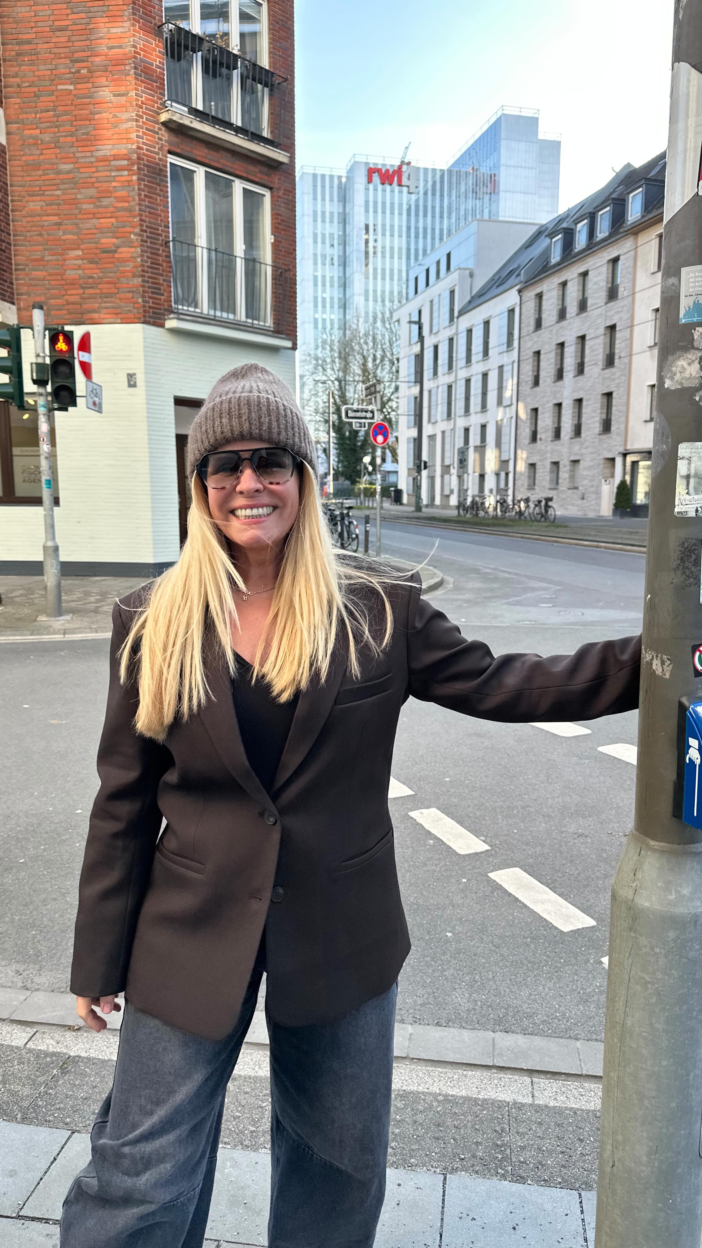 Sun was out ☀️🤎
Die Samples von unserem Lieblings-Blazer sind endlich eingetroffen.
Wir sind heute für euch auf die Straße gegangen und ja die Sonne UND dieser @sofieschnoor_official Oversized Blazer waren es absolut wert.
Dieses satte Schokobraun?
Mein persönlicher Favorit. So warm so stark so edel.
Grau zum Washed Denim Look?
Ein Look der einfach funktioniert modern entspannt und trotzdem super angezogen.
Navy?
So edel so vielseitig und perfekt kombinierbar von Business bis Casual.
Und Classic Schwarz?
Damit macht man sowieso nie etwas falsch. Zeitlos selbstbewusst immer gut. 🖤
Oversized Blazer sind für uns gerade DAS Keypiece einfach über Shirt Denim oder Dress und sofort bereit für City Showroom oder Coffee Date.
Da einige von euch die Styles noch nicht live gesehen haben, wollten wir euch den Oversized Blazer unbedingt angezogen zeigen damit ihr ein Gefühl für Passform und Look bekommt.
Bestellung für unsere Sofie Schnoor Retailer ganz unkompliziert per Direct Message oder WhatsApp.🤩
Farben Schokobraun. Navy. Grau. Schwarz.
Größen 34 bis 42
UVP 219 Euro
Schreibt uns eure Wunschfarbe und Größen und wir fügen diese direkt zu eurem Auftrag für Fall 2026.
Einen schönen Abend euch allen und viele liebe Grüße, eure Carmen
Thx4 music @lyberamusic 🎶
_____________
Willkommen bei Carmen Fischer Agents,
Wir sind eure Vertriebsagentur für Mode, Schmuck, Accessoires und Schuhe, mitten im wunderschönen Lorettoviertel von Düsseldorf.
In unserem Showroom treffen Trends auf angesagte Styles. Hier präsentieren wir die neuesten Fashion-Kollektionen, trendigen Schmuck und inspirierende Marken.
Unser Fokus liegt darauf, innovative Labels mit Händlern und Einkäufern zu vernetzen und spannende Kollektionen erlebbar zu machen.
📍 Standort: Düsseldorf
👗 Kategorien: Fashion, Schmuck, Accessoires, Schuhe
🤝 Ansprechpartner: Händler & Einkäufer
Entdeckt mit uns die aktuellsten Modetrends und besonderen Highlights. Meldet euch gerne für weitere Infos oder bucht euren Termin direkt mit dem Link in unserer Bio.
_____________
#modeagentur #carmenfischeragents