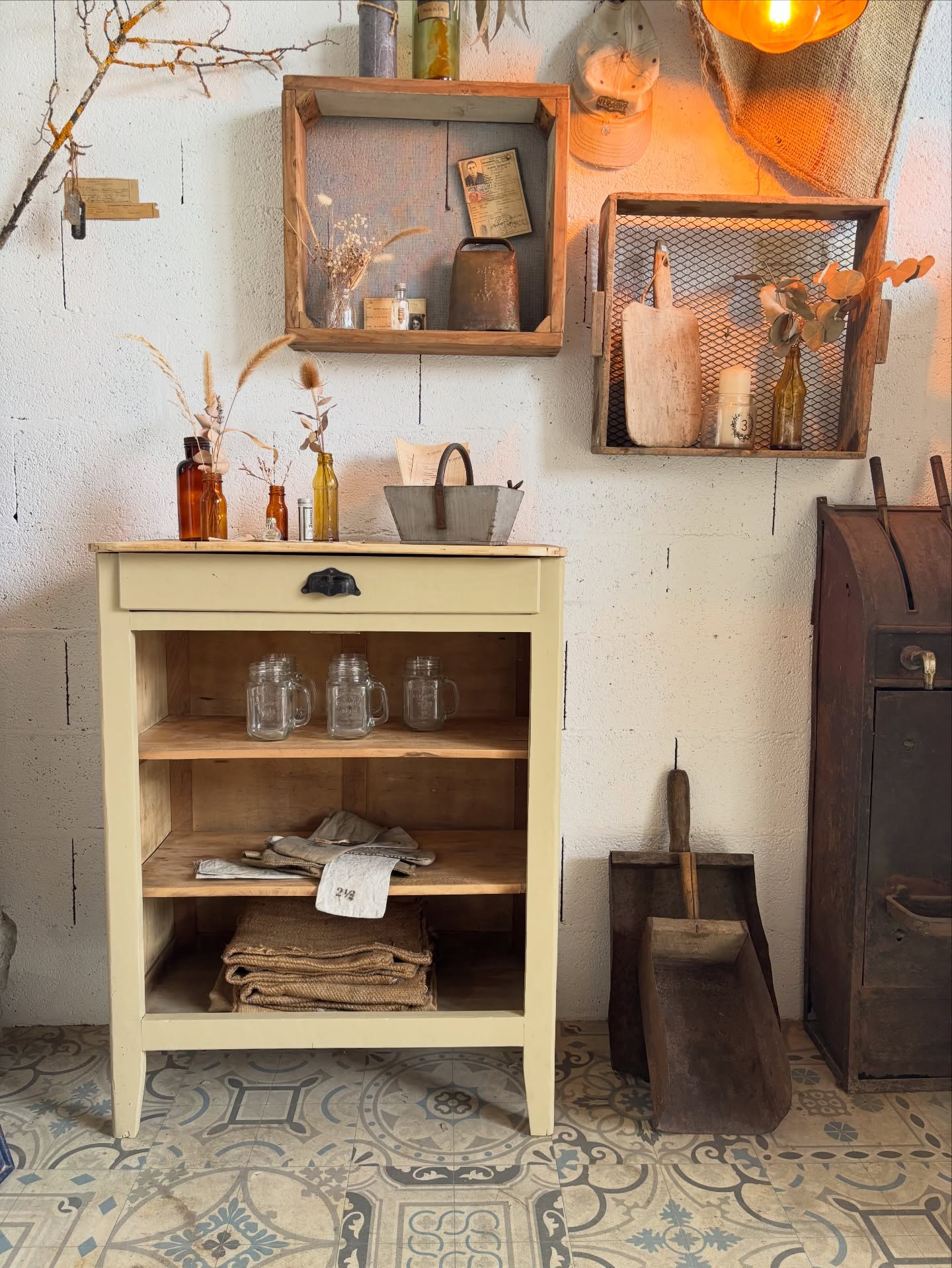 🧡 Petit confiturier ouvert
Couleur beige sable
Un grand tiroir, poignée coquille d’époque !
Dimensions : L 74 x P 40 x Ht 100 cm
Disponible en boutique aux @pucesducanal et sur notre site (lien en bio)
🔎 www.woodson-interior.com
#confiturier #meubleancien #brocanteshop #meubledemetier #brocanteenligne