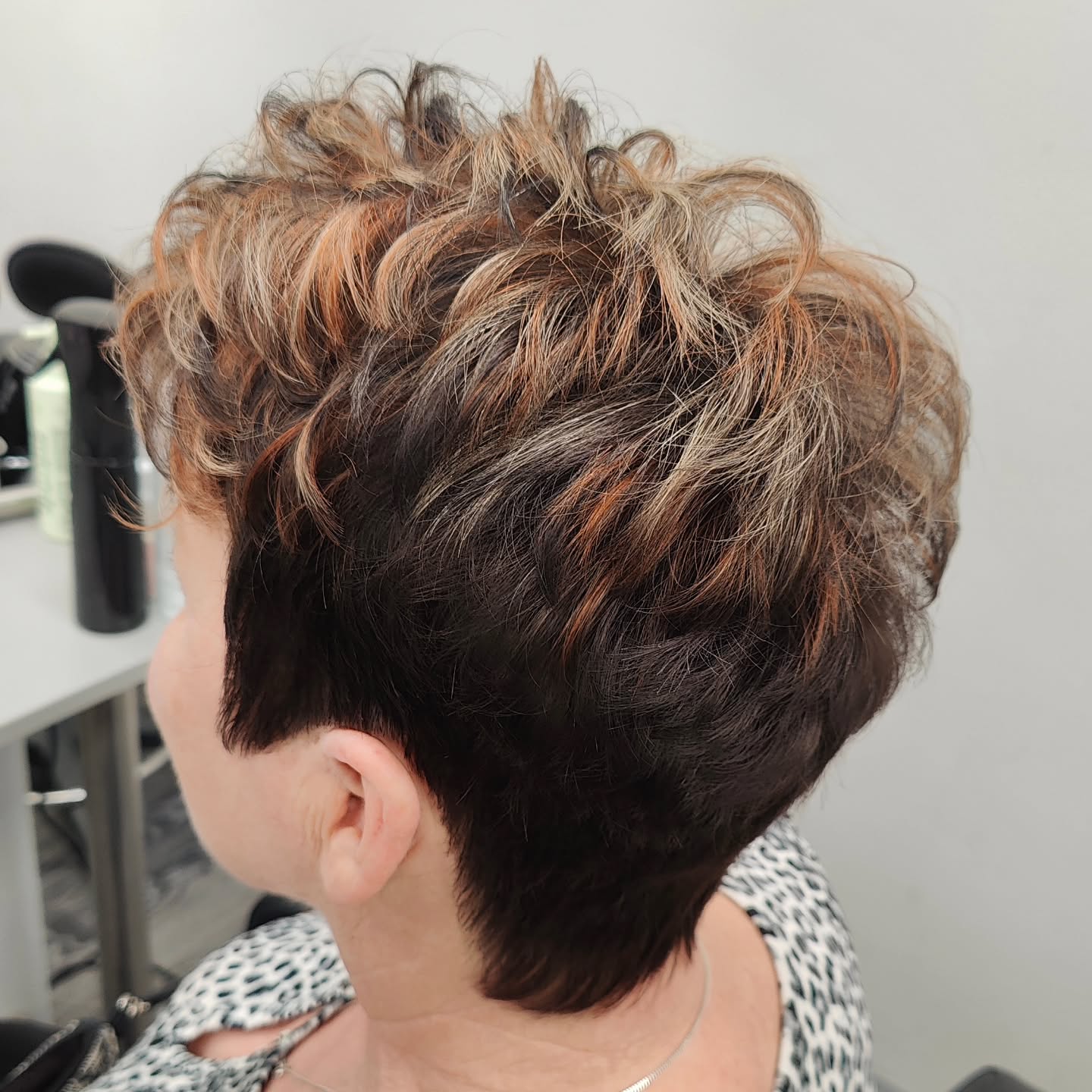 Pientä piristystä 🤎🤍🧡 -Kirsi -
#fourreasons #fourreasonsoptima #fourreasonsluxima #optimahaircolor #luximahaircolor