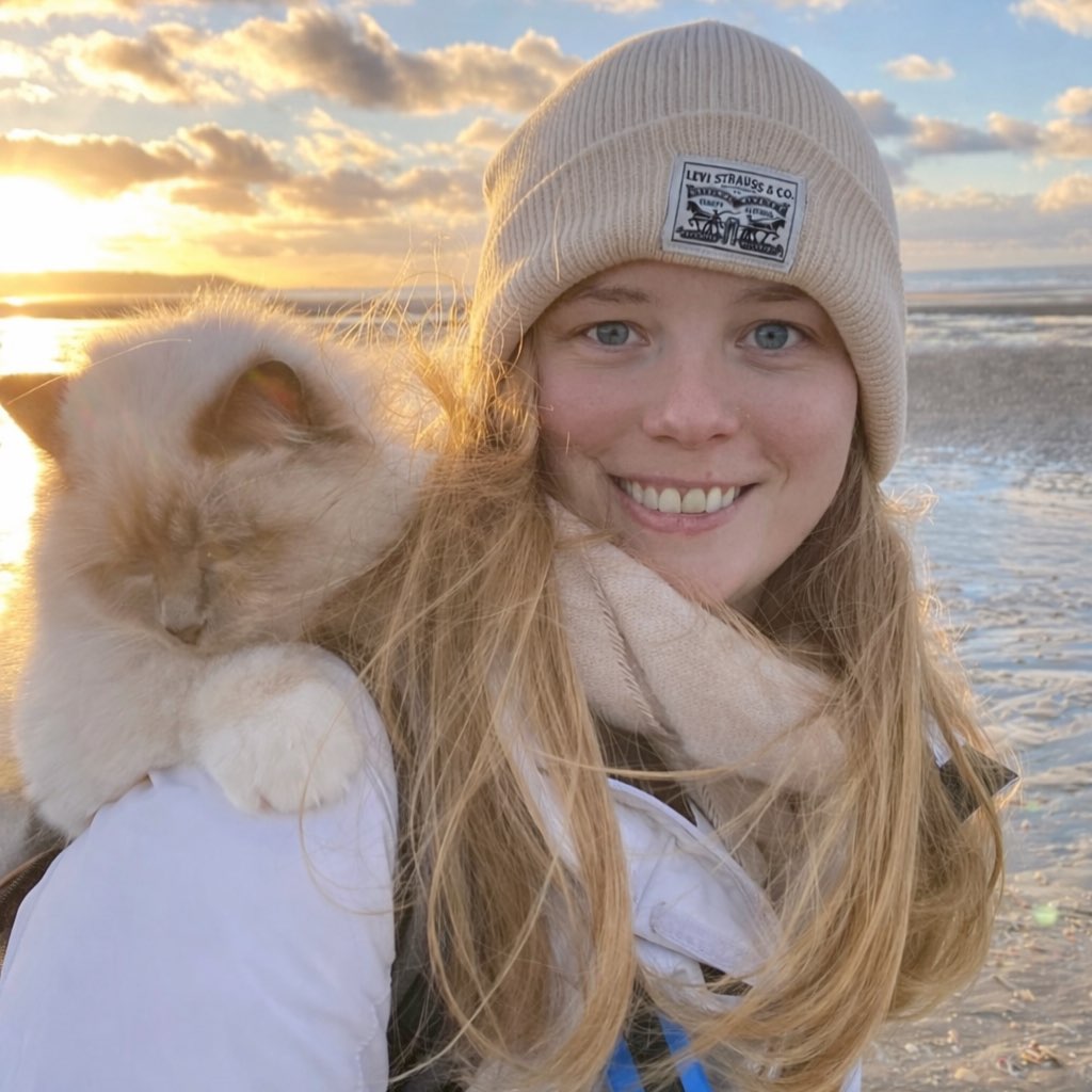 À l’aventure 🐱🌊☀️
#juliaparis #portrait #kitty #sacredebirmanie #sunset