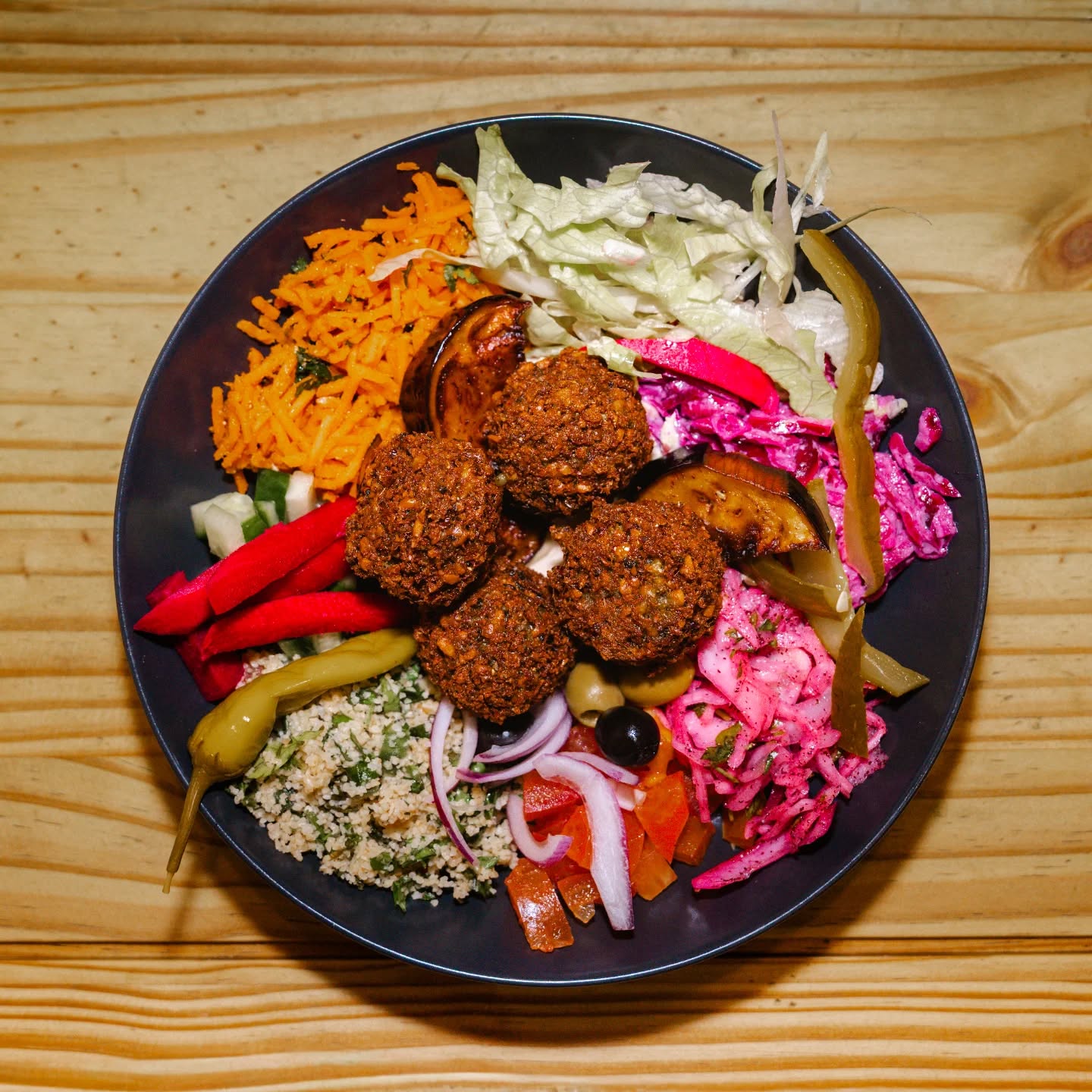 Your bowl. Your choice. Your rainbow 🌈🤟🏻
Ever wondered what a rainbow salad looks like in real life? 🌈🥗
Pop in for lunch and build your own delicious bowl with falafel, chicken shawarma, Moroccan meatballs, garlic mushrooms, vegan chicken or maybe grilled Halloumi cheese..
Pic credit to @madebetweenus
#RainbowSalad #HealthyLunch #kingstonuponthames #saladbar