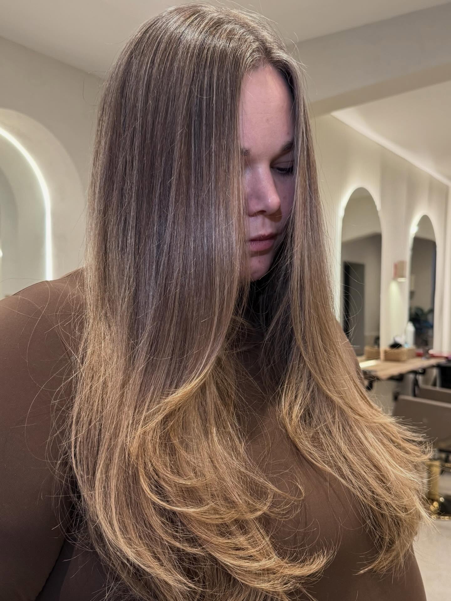 Rich, natural tones melting into lighter ends, paired with soft layers for movement and shape ✨
Subtle, blended, and designed to grow out beautifully.
@second_opinion_hairdressing
#haircolour #hairinspo #livedincolour #balayagehair #softlayers