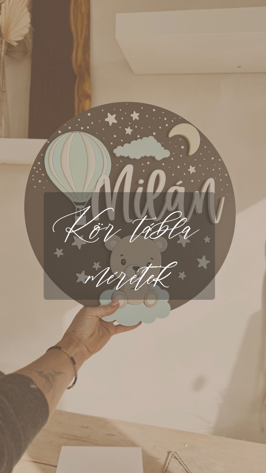 Természetesen készülhet kisebb tábla is, de akkor arra sokkal egyszerűbb grafikát tudok Nektek készíteni, és nem is mutat ennyire jól. Szerintem 🥰 Ha már egyedi elképzeléseket készítek, ne ijedjetek meg a tábla méretétől. Olyan mèg sosem volt, hogy valaki azt mondta volna mikor kézhez kapta: “ooooo very big”😂!! inkább a csalódottságot szeretném elkerülni azzal, hogyha már ennyit “dolgozunk” közösen 1-1 tábla megvalósításán, akkor az már látszódjon is rendesen azon a falon 😜