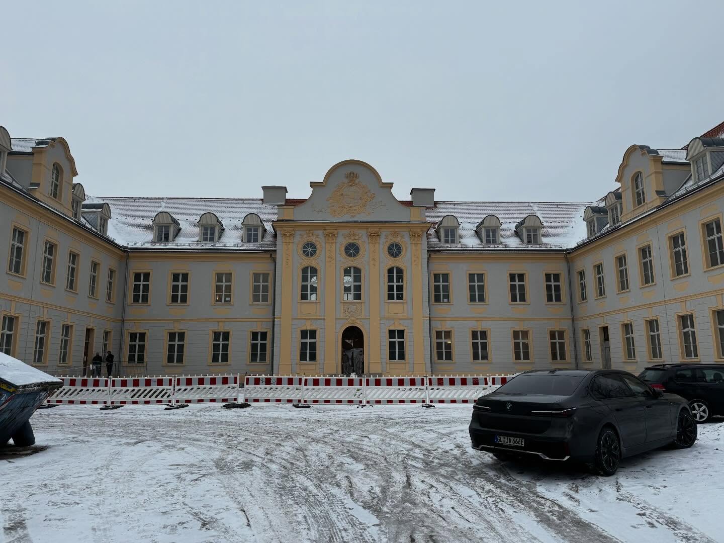 Letzte Woche echtes Winterfeeling in Fürstenberg bei Berlin ❄️
Im Schloss Fürstenberg durften wir gemeinsam mit unserer Kundin die fantastische Wohnung abnehmen – und das Ergebnis kann sich wirklich sehen lassen. Alles ist wunderschön geworden!
Sobald die Außenanlagen fertig sind und die Sonne wieder scheint, liegt der See nur zwei Gehminuten entfernt – ein kleines Paradies und ein echtes Kleinod, an dem man viele Jahre Freude haben wird.
Die ersten Vermietungen haben bereits stattgefunden – ein wunderbarer Start für dieses besondere Zuhause. 🏰✨
#SchlossFürstenberg #Immobilienliebe #Winterfeeling #WohnenAmSee #Traumimmobilie