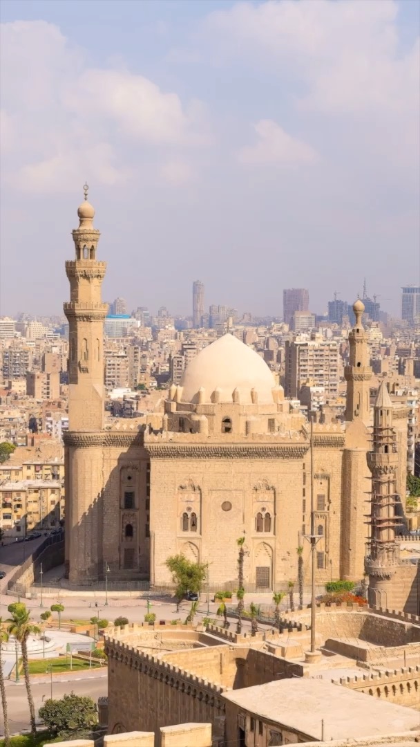 Cairo is loud, layered, chaotic, and endlessly photogenic. From morning light spilling into alleyways to quiet moments between vendors and locals, the streets here reward patience and curiosity.
This April, we’ll be slowing things down and shooting real life as it unfolds. Join me on the Egypt Photo Tour and shoot Cairo from the inside out. Link in bio #CairoStreetPhotography #EgyptPhotoTour #TravelPhotography