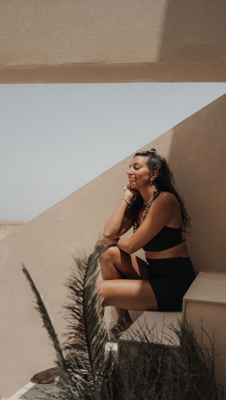 Das Schlimmste, was dir passieren kann, ist dass du’s nicht mal probierst & und dich am Ende deines Lebens fragen wirst “was wäre gewesen, wenn..”
Geh los für deine Träume, versuche es, scheitere, versuche es nochmal, fall hin, steh wieder auf, scheiß drauf, was andere sagen, wenn niemand mitkommt, machs alleine, wenn du Hilfe brauchst, hol dir Unterstützung, finde Gleichgesinnte, wie auch immer, was auch immer - aber geh los! Warte nicht auf den “perfekten Zeitpunkt”, denn den gibt es nicht.
& weißt du was, ganz oft ist all das gar nicht so scary oder kompliziert, wie wir es uns in unseren Köpfen ausmalen.
Ich glaub an dich! Tust du es auch?
#dreamlife #traumleben #mindset #freiheit #leben