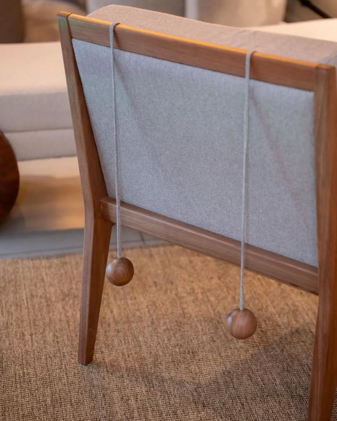 close nas costas poltrona JAZZ 😍
design @brunofaucz
Coleção Bend
De Lavie Decor
#moveiscomdesign #moveisdemadeira #mueblesdemadera #mueblescondiseño #mueblesbrasileños #delaviedecor #decor #design #poltronas