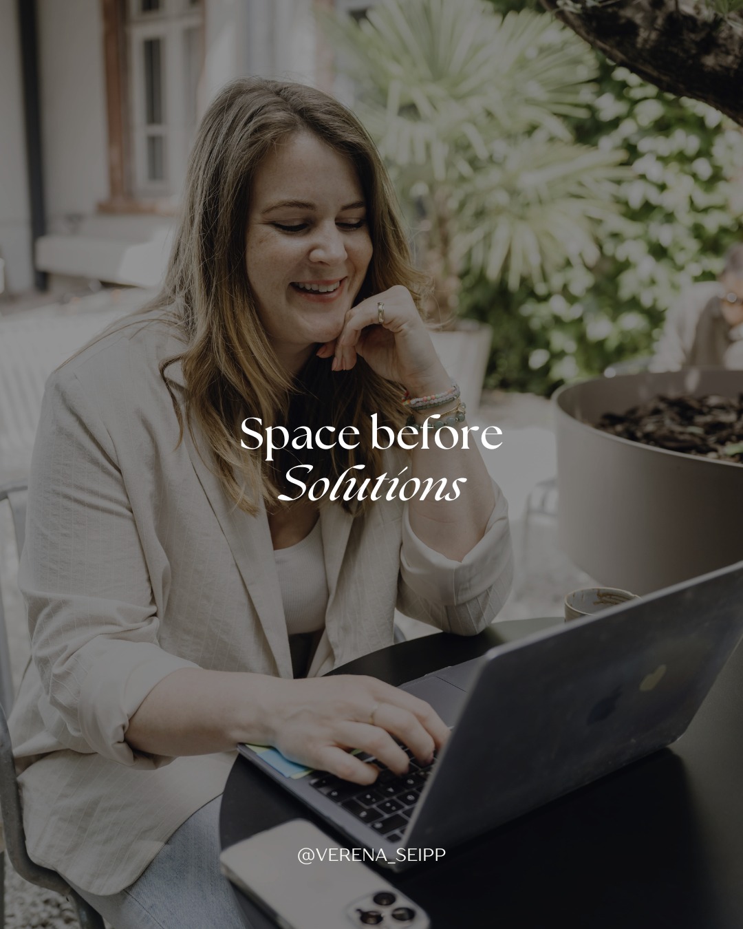 Many people I work with don’t lack motivation or discipline.
They lack space.
Space to feel.
Space to sense.
Space to hear what’s underneath the noise.
And once that space is there, clarity usually follows — without force.
💬 where do you find that space?