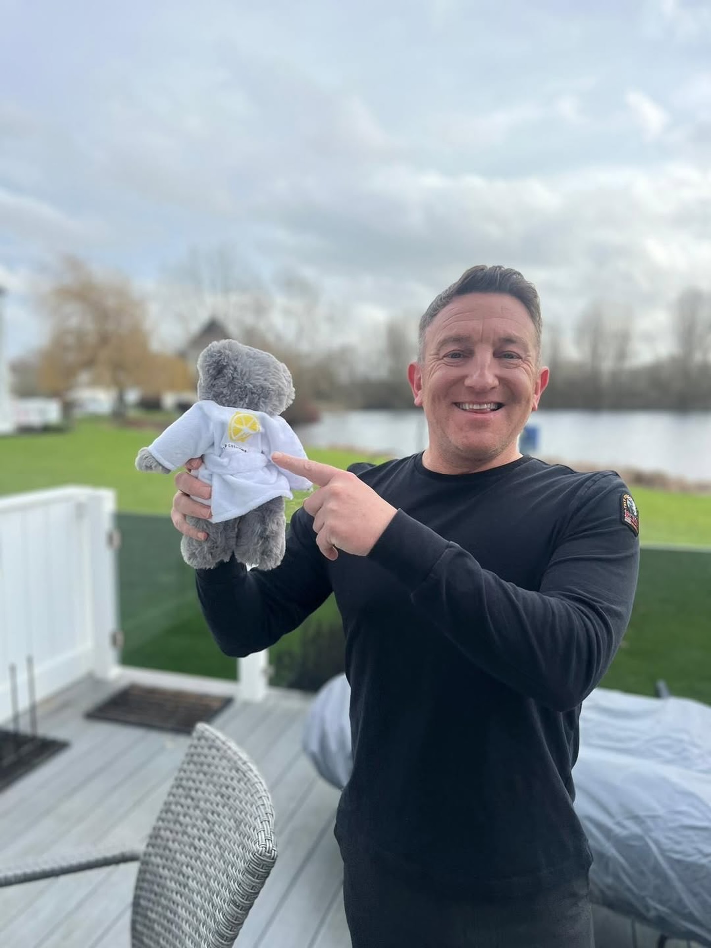 Here’s @buzzardhikes, one third of @thehikingpodcast and Pip Creators Brand Ambassador, on our recent Pip Creators x @the_cotswolds_getaway creator trip 🏡🌿 joined by our Pip Bear in hospitality gown 🐻
The Pip Bear is available to buy now on our website 💛
Follow @pipcreators for future creator events 😍✨
