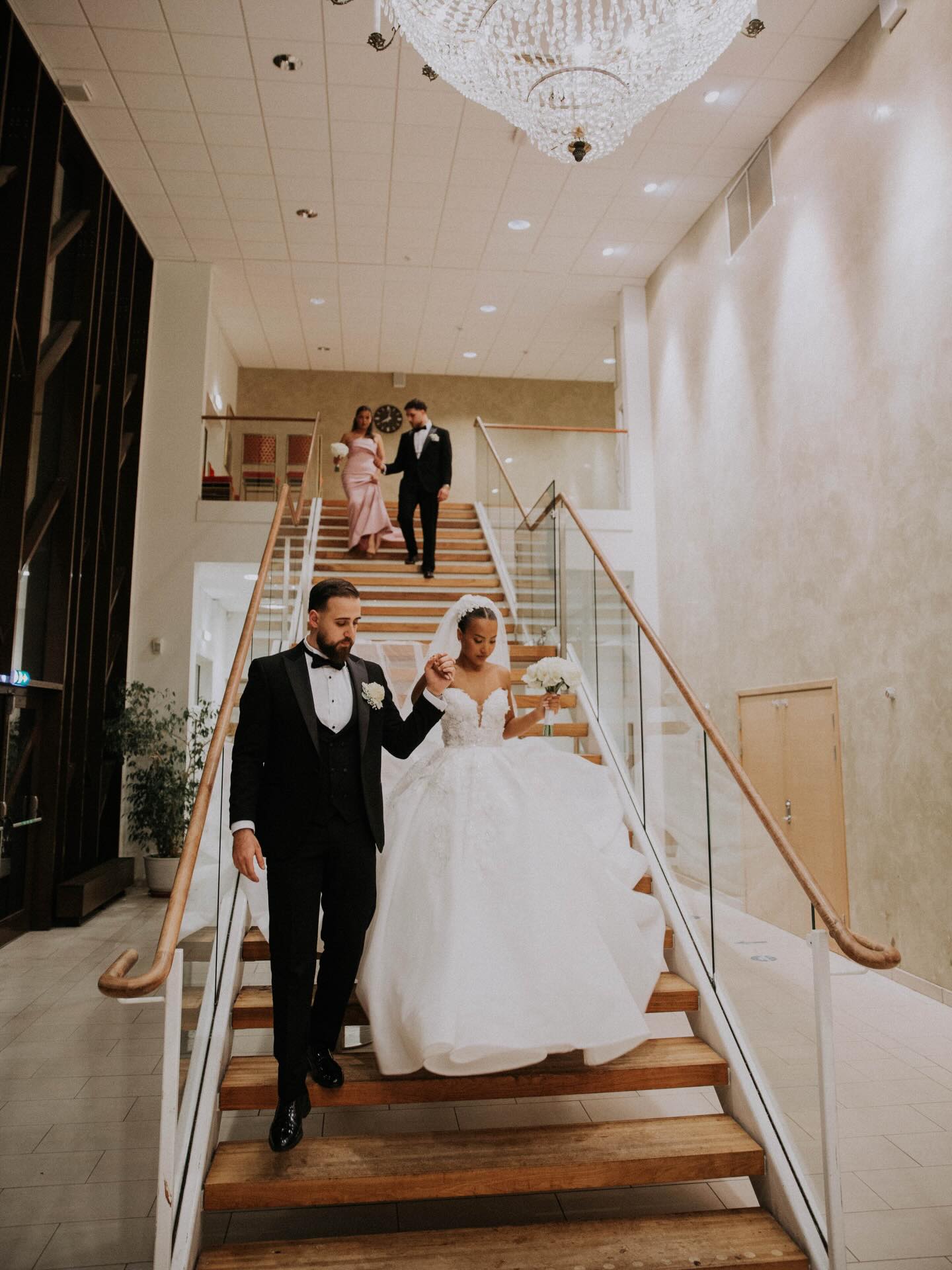 I Märsta plåtar vi ännu ett bröllop fyllt av magisk energi. Två nationer och kulturer möts och lyfter taket, med DJ Armin bakom musiken.
#bröllop #bröllopstockholm #bröllopgöteborg #wedding #weddingphotography