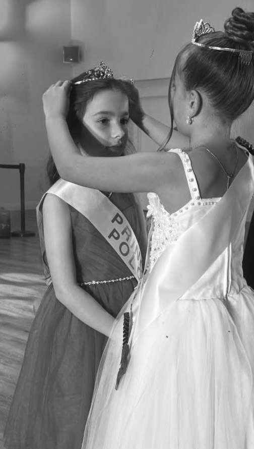 What little girls do, shape who they are as Women. 💕
Little girls need to learn this early.
That another girl’s crown doesn’t dim theirs.
That lifting others up builds confidence, not weakness.
When we teach our daughters to support instead of compare, to celebrate, we’re shaping the kind of women they become.
Moments like this might seem small, but they plant seeds that grow into strong, secure, kind women.
The lessons we model today become the beliefs they carry into adulthood.
This is how we raise girls who become women that lift other women. 👑✨
#LevelUpCollective