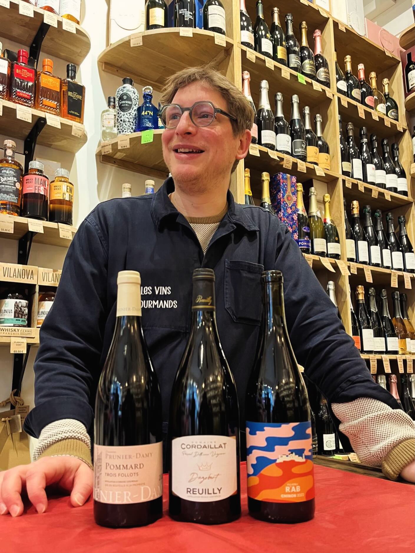 🍷 Les coups de cœur de Tony – Les Vins Gourmands, Lille
Trois bouteilles qu’il aime particulièrement en ce moment :
• Pommard “Les Trois Follots” – Prunier-Damy
Découvert il y a quelques semaines en Bourgogne avec Guillaume de la cave de Lens. Un Pommard rond, généreux, avec beaucoup de charme. Une très belle découverte qu’on est ravis d’avoir à la cave.
• Reuilly “Dagobert” – Domaine Cordaillat
Un sauvignon blanc légèrement élevé en fût de chêne. Un blanc structuré, ample, avec une belle complexité et une touche délicatement boisée.
• Chinon – Domaine Rab
Un Chinon naturel, sans passage en fût. Du fruit pur, de la fraîcheur et une belle vivacité.
Passez voir Tony en boutique, il sera ravi de vous orienter vers la bouteille qui vous correspond. 🍷
#lesvinsgourmands