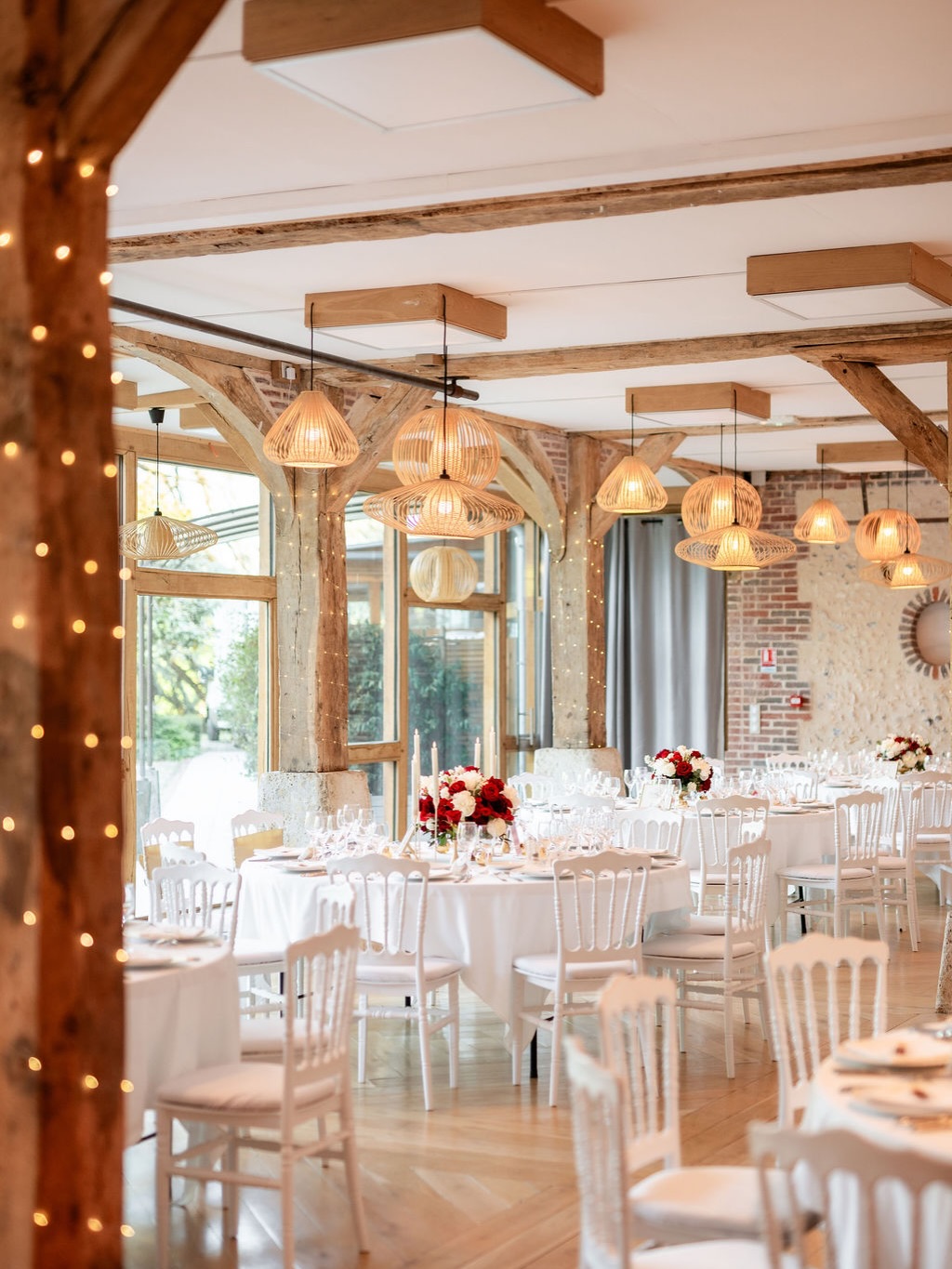La Saint-Valentin approche… ❤️
Et moi ça m’évoque le mariage de Mélanie et Benjamin 🥰 alors j’ai eu envie de vous le partager avec les images de leur décoration de salle !
Des centres de table bas, aériens, et assez volumineux (surtout celui des mariés 😜) et une ambiance rouge bordeaux full passion ❤️🔥 vous aimez ?
Bon, revenons-en à la Saint-Valentin, qui attend sa demande en mariage cette année ? 😍
(à part moi…)
Lieu de réception : @chateaudamecourt
Wedding planner : @alexandrinewedding
Wedding designer : @oury.event
Designer floral : @cherry_wedding_paris
Photographe : @coralinesalgueiro_photography
Officiante : @unsamedidavril
DJ : @skevent76
MUAH : @ori.makeup.hair
Robe de mariée : @lejourdenotreoui
Bijoux : @atelier_sarah_aime
Costume : @johanntailleur
#saintvalentin❤️ #centredetablemariage #mariagebordeaux #decotablemariage #mariageromantique