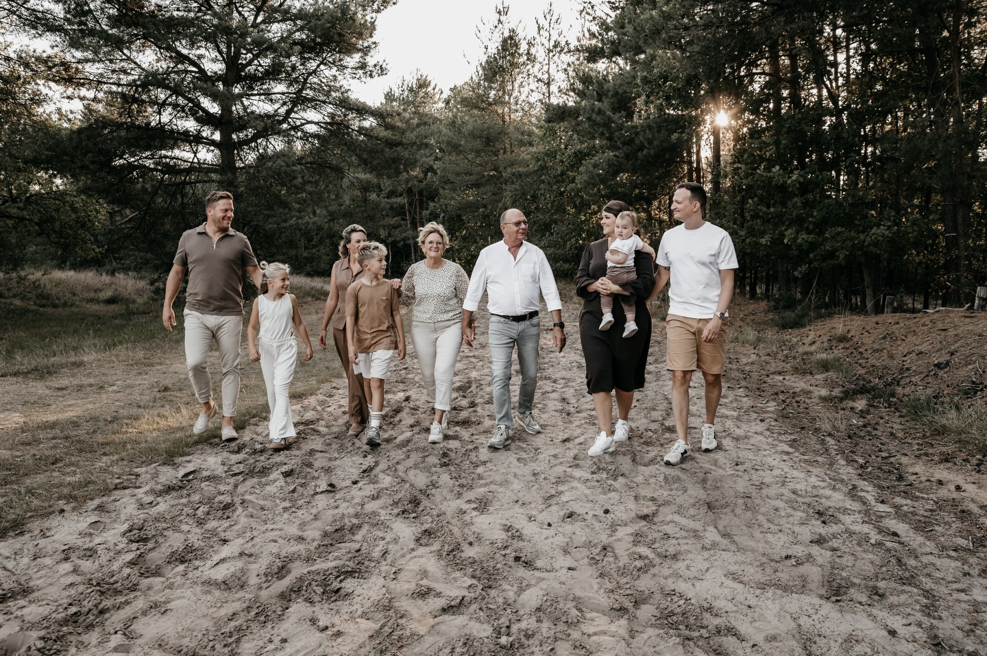 Families
Grote families zie je niet heel vaak op mijn feed — en eerlijk is eerlijk: dat is een bewuste keuze. Dit zijn niet mijn favoriete shoots om te doen. Terwijl ik dit typ denk ik: “gooi ik nu mijn eigen ruiten in?”😉
Maar onder het mom van eerlijkheid vertel ik je graag waarom. En vooral: wanneer je mij júíst wél moet benaderen voor een familieshoot.
De reden dat dit niet mijn favoriete shoots zijn, is omdat het vaak voelt als een moetje. Het is cadeau gedaan aan opa en oma, maar eigenlijk heeft niemand er echt zin in. Met als hoogtepunt die ene oom die tijdens de shoot z’n kont in de krib gooit. Is dat het geval? Dan hoef je mij niet te bellen.
Wanneer je mij wél moet bellen: als jullie, net als dit gezin, verbinding willen vastleggen. Als het niet erg is dat ik vraag om te dansen. Als kinderen mogen rennen. En als jullie oprecht samen dit moment willen beleven in plaats van alleen maar ‘mooi op de foto’ willen staan.
Dan ontstaan de beelden die echt iets vertellen.
#familieshoot #verbinding #echtemomenten #puurfotografie #samenzijn