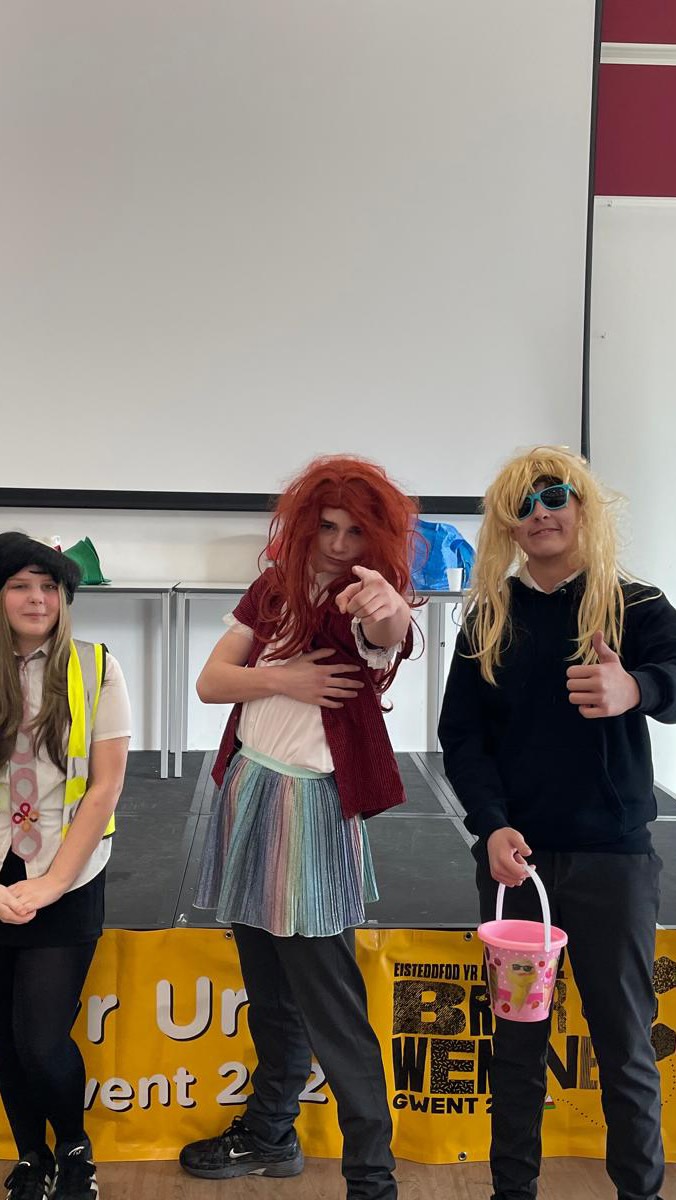 Sioe Un Dyn Yr Urdd, dysgwyr Gwent Is Coed wrth eu boddau gyda ymweliad yr Urdd heddiw. Pupils were very excited to see the Urdd presenting their show Sioe Un Dyn Yr Urdd today.