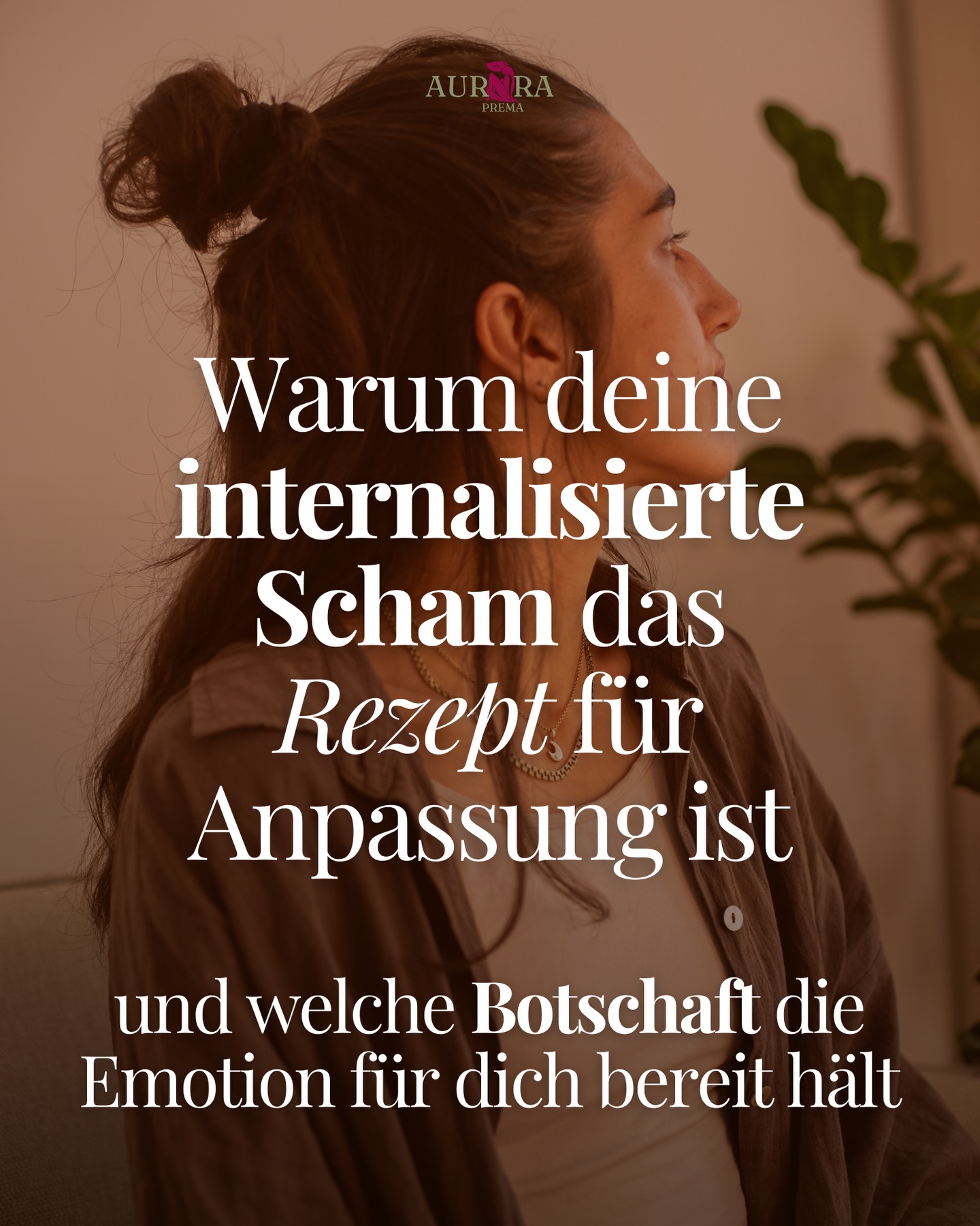 Du nennst dich „zu emotional“.
Und mir stellt sich die Frage:
War da jemals jemand, der deine Emotionen halten konnte und dir darin aufrichtig begegnet ist?
Merkste selber! 🥲🫠
Du hast nicht „zu viel Emotion“.
Du hattest zu wenig sichere Resonanz.
Und das ist ein Unterschied. Ein riesiger.
Und genau das macht internalisierte Scham mit dir. Es lenkt den Fokus weg vom Gegenüber und richtet sich darauf, was du womöglich „nicht gut genug“ gemacht hast.
Wichtigste Frage, wenn du dich „zu viel“ fühlst:
Ist mein Gegenüber überhaupt fähig, das was sich in mir zeigt, reguliert zu beantworten?
Wenn nein: Such dir jemanden, der diese Rolle einnehmen kann.
Scham entsteht nicht im luftleeren Raum.
Sie entsteht in Beziehung.
Und sie dort wird sie reguliert und integriert.
Nicht durch mehr Selbstverbesserung.
Sondern durch sichere Begegnung.
🪄 Speicher dir das, wenn du aufhören willst, dich selbst für dysregulierte Umfelder verantwortlich zu machen.