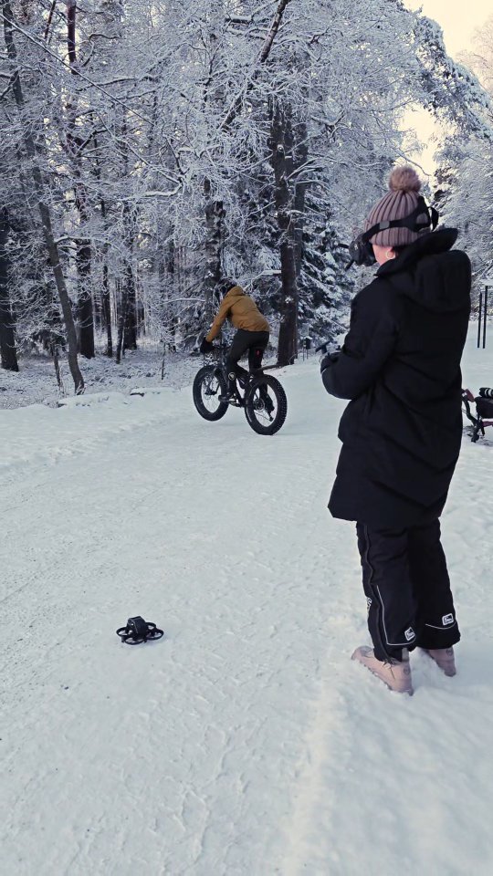 Short BTS from today’s film & photo shoot 🎬📸
Super grateful for days like this. The drone shots turned out so beautiful, might even be one of my favorites so far.
Big thanks to everyone involved. 🙌
#videoproduction #dronevideo #davinciresolve #fpvdrone