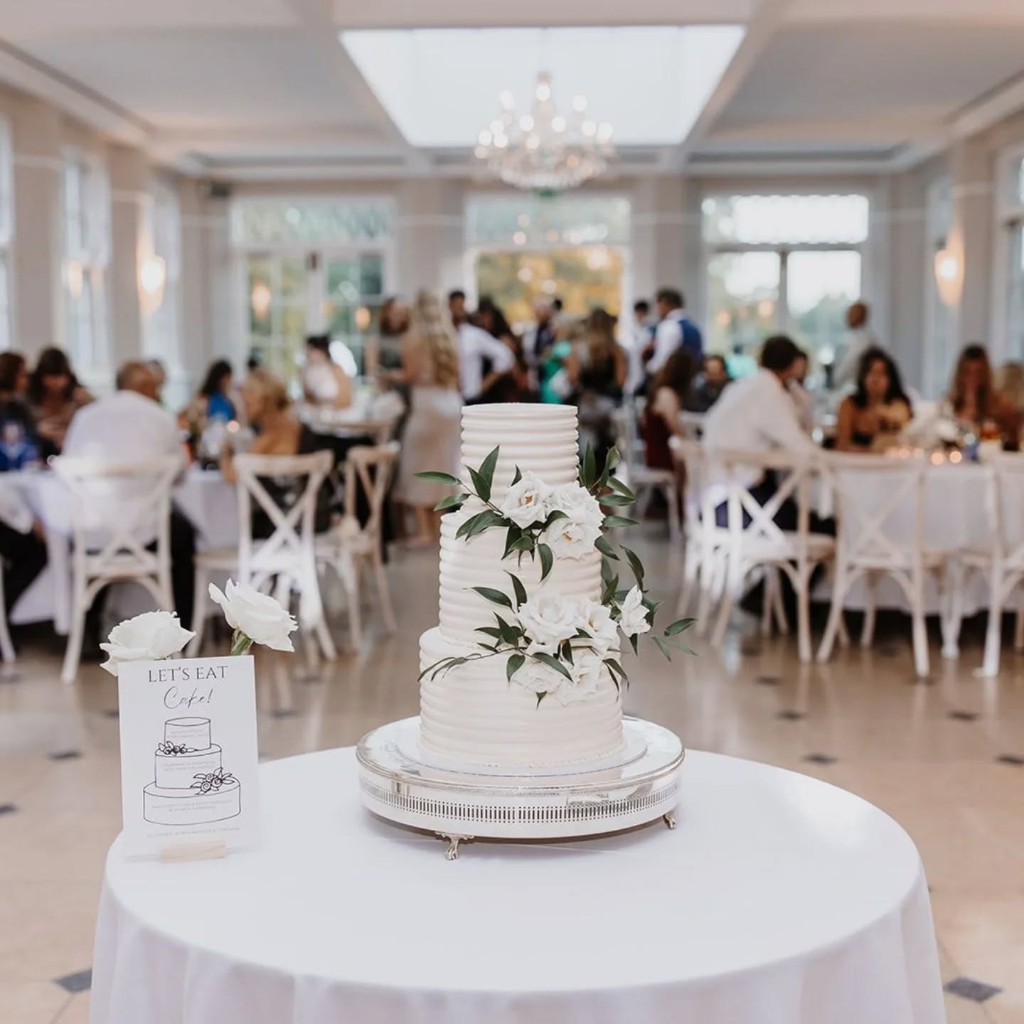 Such a classic beauty 🤍
Simple, elegant, and exactly where it should be - right in the heart of the room....
@rockbeare_manor_
@melissameganphotography
@budfloraldesign.uk
#rockbeare #rockbearemanor #timelessdesign #weddingcakedesign #luxurycakes