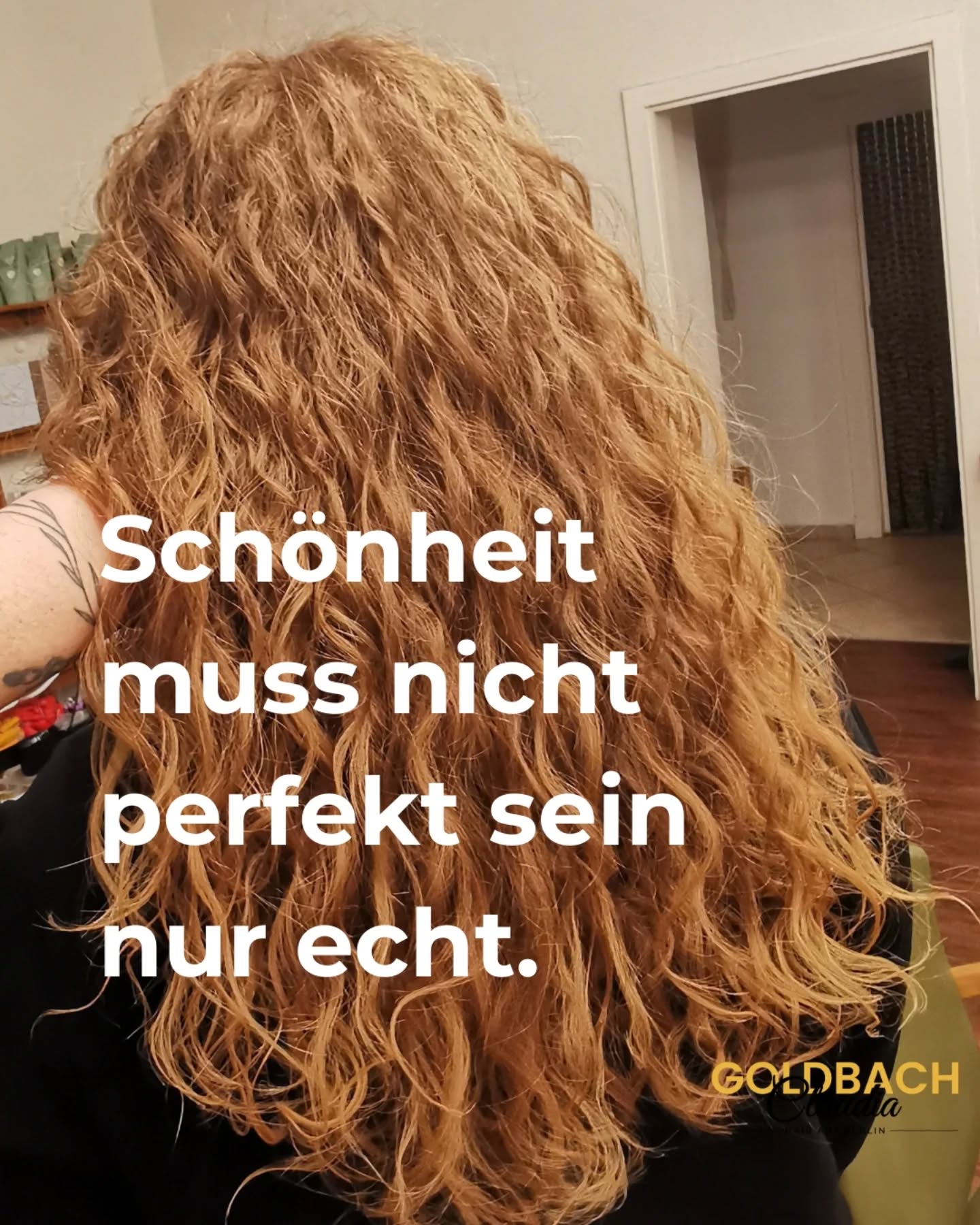 Das Schönste an meiner Arbeit?
Wenn Haare wieder anfangen, sich nach sich selbst anzuführen. 💚
Nicht geschniegelt.
Nicht glattgebügelt.
Nicht perfekt gestylt.
Sondern lebendig.
Mit Bewegung.
Mit eigener Struktur.
Locken dürfen Raum einnehmen.
Volumen darf sichtbar sein.
Und Schönheit entsteht nicht durch Kontrolle,
sondern durch Natürlichkeit.
Echt statt perfekt.
Wenn du spürst, dass deine Locken wieder Form, Klarheit und Balance brauchen,
dann lass uns darüber sprechen. 😊💯
✨ Buche dir deinen Wohlfühlmoment, ich freue mich auf dich.
CURLYCUT
CULRY.DO
LOCKENFRISEUR
HAIRCUT
LOCKENSCHNITT BERLIN
#curlyexpert #lockenberlin #natürlichewellen
#hairtransformation #hairgoals