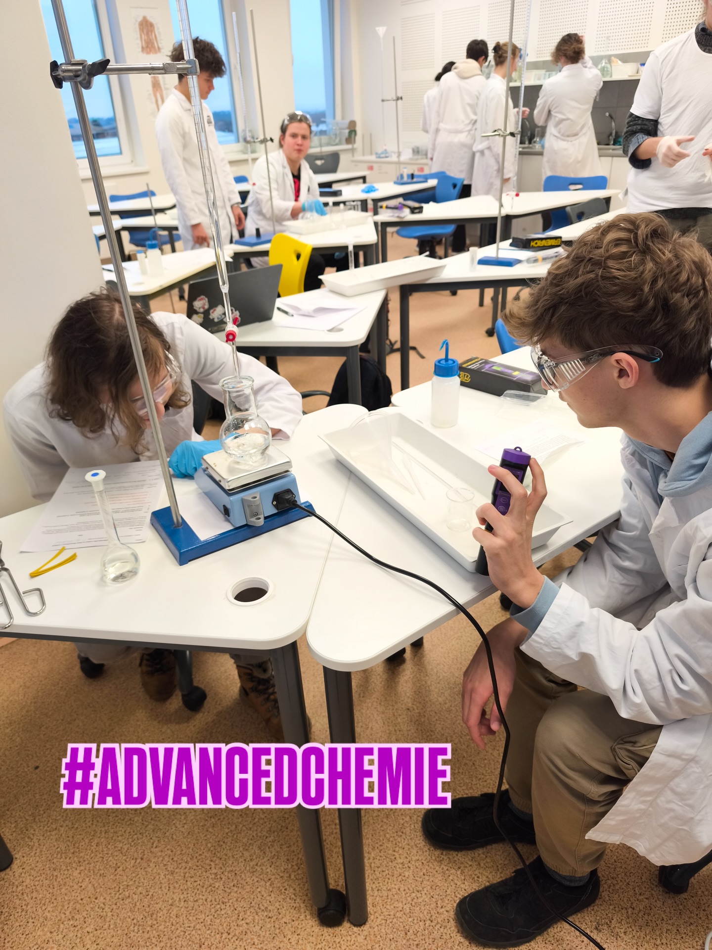 Chemie 2.0: Testujeme novou výbavu! 🧪⚡
Neustále vylepšujeme zázemí pro naše studenty. 🙋🏻♀️ Aktuálně jsme z prostředků získaného grantu zakoupili sadu digitálních pH metrů, které posouvají praktickou výuku na vyšší úroveň. ✌️💪 A hned jsme je vyzkoušeli 😎👍
#itg #chemie #praxe #cviceni #advancedchemie