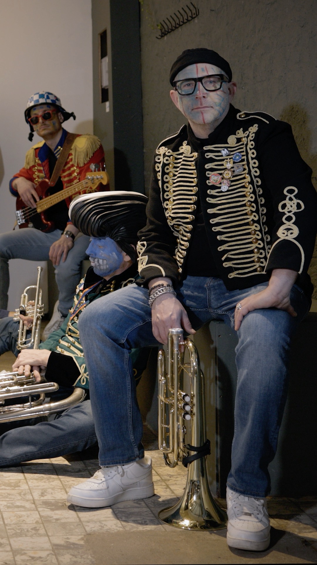 ๐บโค๏ธ ๐ก๐๐ ๐ ๐๐๐ฅ ๐๐๐ฆ๐ง๐๐๐ข๐ฉ๐๐ก๐ = ๐ฉ๐ฎ๐๐๐ฒ๐๐ข๐ฉ๐๐ป๐ฑ! โค๏ธ๐บ
Dit jaar vallen ๐ฉ๐ฎ๐น๐ฒ๐ป๐๐ถ๐ท๐ป ๐ฒ๐ป ๐ฉ๐ฎ๐๐๐ฒ๐น๐ฎ๐ผ๐๐ฒ๐ป๐ฑ samen, dus vieren we de ๐น๐ถ๐ฒ๐ณ๐ฑ๐ฒ ๐ผ๐ฝ ๐โ๐ป ๐น๐๐ถ๐ฑ๐๐! Onze nieuwe track โ๐ก๐ถ๐ฒ ๐ ๐ฒ๐ต๐ฟ ๐๐ฎ๐๐๐ฒ๐น๐ผ๐๐ฒ๐ป๐ฑโ vertelt over die ene ontmoeting die je elk jaar tijdens de Vastelaovend hoopt terug te zien. Herkenbaar? ๐ซถ๐ญ
๐ Bekijk de preview
๐ ๐๐ผ๐ป๐ฑ๐ฒ๐ฟ๐ฑ๐ฎ๐ด๐ผ๐ฐ๐ต๐๐ฒ๐ป๐ฑ: ๐ฝ๐ฟ๐ฒ๐บ๐ถ๐ฒฬ๐ฟ๐ฒ ๐ผ๐ฝ ๐ฌ๐ผ๐๐ง๐๐ฏ๐ฒ โ abonneer & zet je meldingen aan!
๐ฌ ๐๐ฎ ๐ท๐ถ๐ท ๐ฑ๐ฒ ๐ธ๐ผ๐บ๐ฒ๐ป๐ฑ๐ฒ ๐ฑ๐ฎ๐ด๐ฒ๐ป ๐ฑ๐ฒ ๐น๐ถ๐ฒ๐ณ๐ฑ๐ฒ ๐๐ถ๐ฒ๐ฟ๐ฒ๐ป? Tag je Valentijn & je vasteloavesvrunj en laat in de comments jouw VasteLOVEnd-moment achter.
๐ค In deze tijden: ๐ต๐ฒ๐ฏ ๐บ๐ฒ๐ธ๐ฎ๐ฎ๐ฟ ๐น๐ถ๐ฒ๐ณ ๐ฒ๐ป ๐๐ถ๐ฒ๐ฟ ๐ฑ๐ฒ ๐น๐ถ๐ฒ๐ณ๐ฑ๐ฒ ๐บ๐ถ๐ ๐ฑ๐ฒ ๐ฉ๐ฎ๐๐๐ฒ๐น๐ผ๐ฎ๐๐ฒ๐ป๐ฑ! โค๏ธ
#lvk2026 #miserabelband #miserabel #brasspower #brassband #vastelaovend #carnaval2026 #vasteloavend #lvk #brass #carnavalshit #carnavalsclip2026 #ConfettiBucketChallenge #GeinZรฎnUmUtAafTeLieรซre #valentijn #wdrjeck
๐ฅ @_storyretold