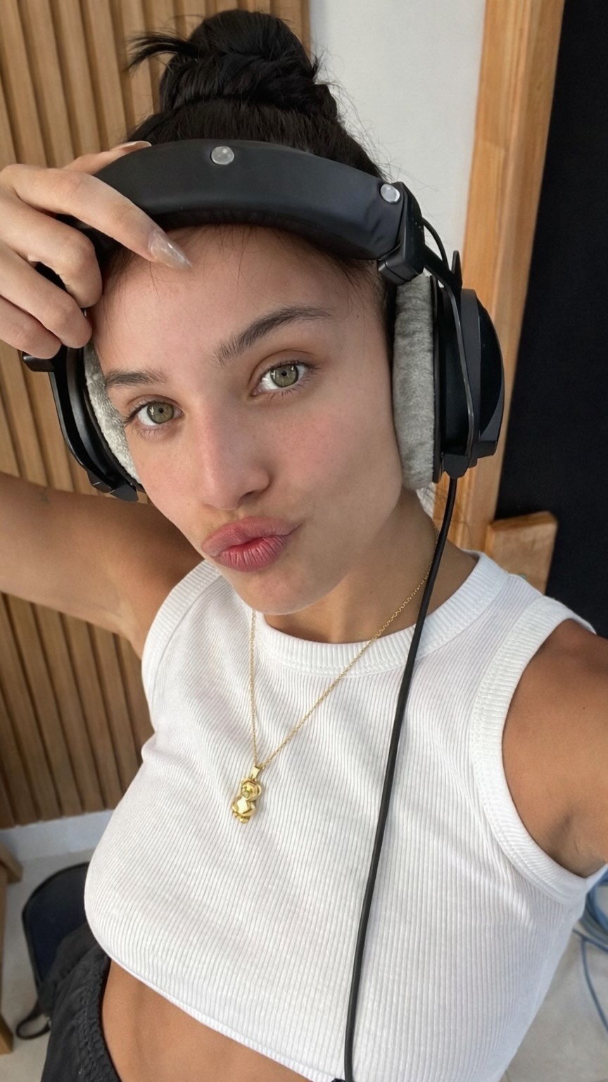 @emiliamernes se encierra en el estudio y deja caer un adelanto con sonido incluido, grabando lo que parece ser un verso de una canción inédita. Se viene música nueva y todo apunta a que va a dar que hablar 💖🎶