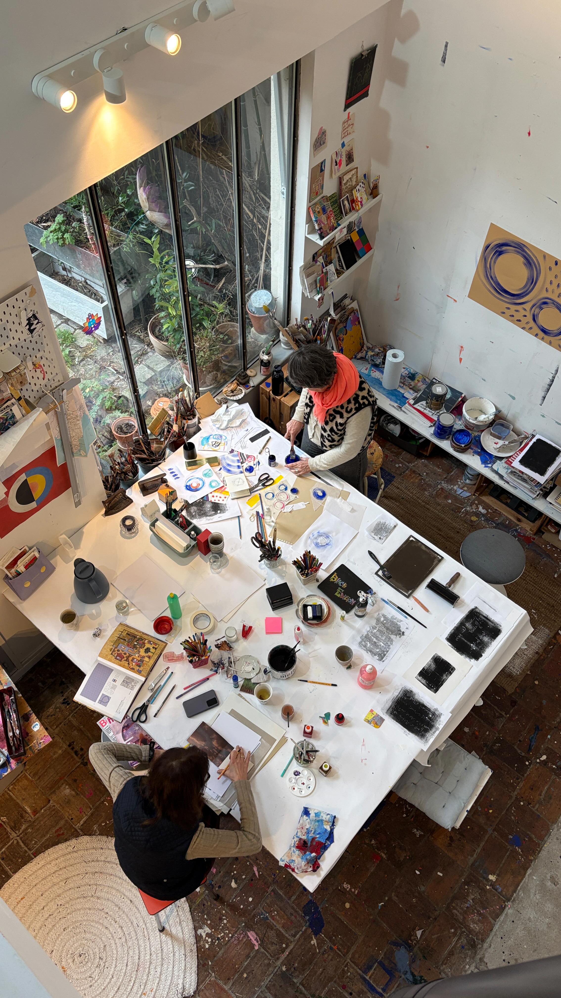 immersive day workshop in our home and studio @studio_onze
⸻
Workshop — Explorer le processus créatif
Aujourd’hui, nous avons traversé ensemble les cinq étapes du processus créatif, inspirées des travaux de Didier Anzieu.
De l’inspiration, ce moment fragile où une image ou une sensation surgit,
à l’incubation, où l’idée mûrit en silence…
l’illumination, le déclic, la direction qui se précise.
L’élaboration, le temps du geste, de la matière, de la transformation.
Et enfin la communication, partager, montrer, raconter.
Créer n’est pas aller vite.
C’est écouter, laisser émerger, accepter les détours, respecter son propre rythme.
@sparkling_adelineguy @foi.demorue @marielaure7718 @sabine_pedrero
Merci à toutes et à tous pour votre présence, votre engagement et votre confiance dans ce voyage créatif partagé 🤍 thank you my dear @cyrpaint for the colorful delicious vegan lunch
#processuscréatif #workshopartistique #création #artcontemporain #atelier #inspiration #gestes #meditation #mystudioismysafeplace