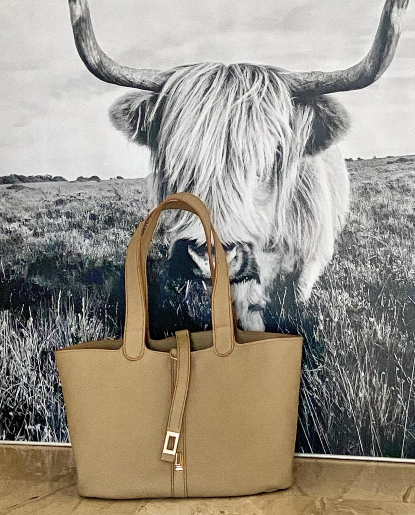 Je voulais une pièce simple en apparence.
Un sac qui ne cherche pas à séduire par l’excès, mais par l’équilibre.
J’ai choisi un cuir de vachette pour sa tenue, pour son grain vivant.
Je l’ai touché, plié, observé à la lumière puis j’ai tracé, découpé, assemblé.
Chaque étape demande de la patience.
Parfois je peste et recommence.
J’ajuste un millimètre.
Ce nouveau modèle, c’est l’équilibre entre douceur et caractère, entre le sac d’eau et le tote bag, le tote seau ou le seau tote. Finalement je l’ai nommé Thelma pour évoquer sa robustesse rapport au film éponyme et aussi en clin d’œil à la chanson Thelma et Louise de Solann que j’étais allée voir la@veille en concert à Nantes.
Je ne produis pas en série et crée lentement
et chaque sac porte un peu de ce chemin.
Merci de faire vivre Atelier 13 Bis à travers vos regards.