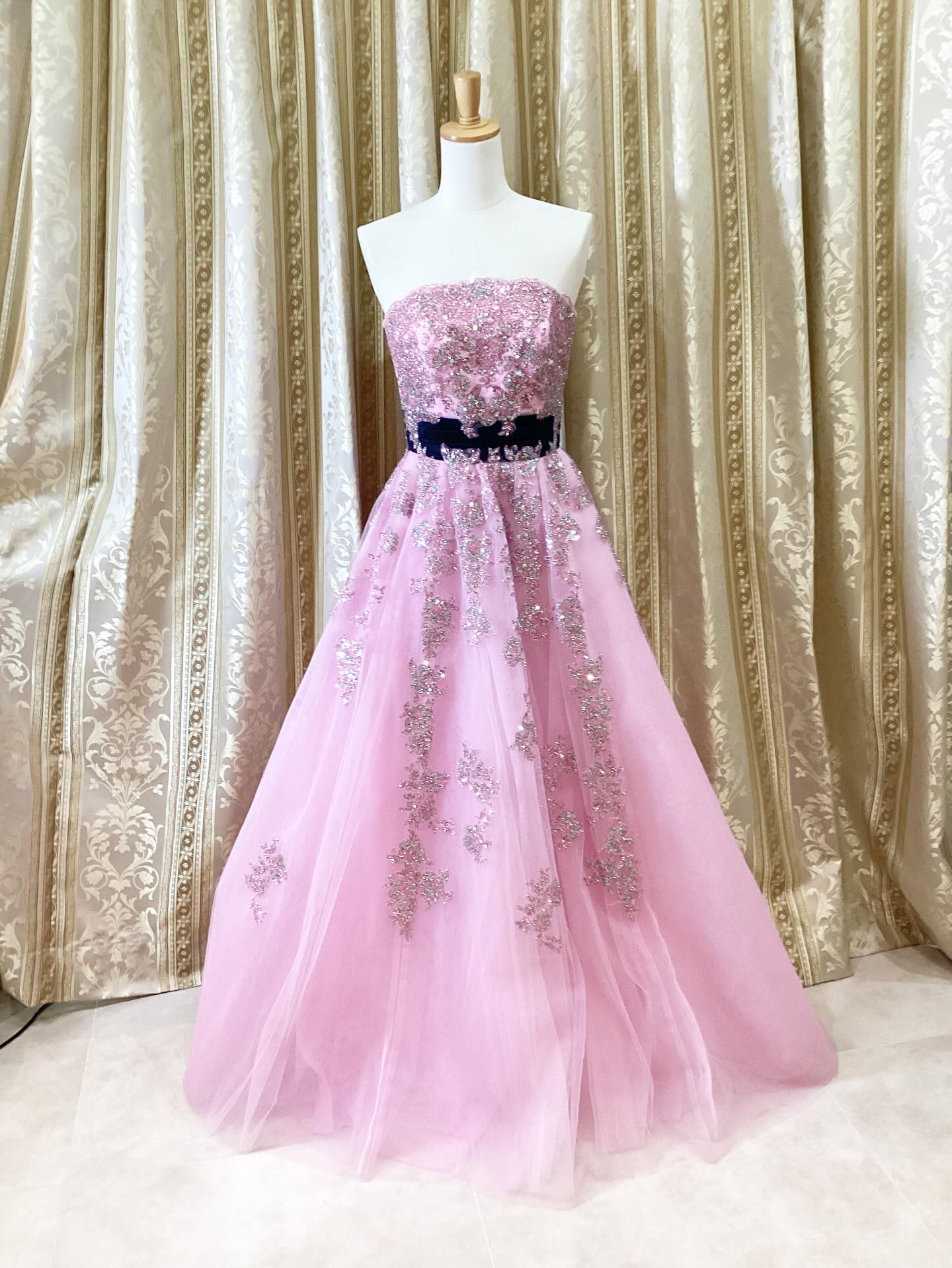 NEWドレス👗✨
ピンク🩷黒🎀👗
胸元から広がるキラキラ✨たちがはなやかに輝いています。
ウエストの黒リボン🎀があることによってシャープな印象をあたえます。
9号〜13号 後ろサイズ幅効きます。
背中編み上げ紐、背中ゴムあり仕様
レンタル価格16,000円(+税)
(3泊4日| クリーニング基本プラン込)
1ワイヤーパニエ→無料レンタル
3ワイヤーパニエ→500円+tax
学生証のご提示でレンタルドレス10%off
(学割対象外: キッズ&ジュニアドレス、小物レンタル、販売品)
……………………………………………………
◉当サロンのベースはレンタルドレス営業
となりますため【完全予約制】です。
販売品のご購入やご試着も【事前に来店予約】
が必要となりますので予めご了承下さいませ。
◉とくに【土曜日】は早いうちから
ご予約枠が埋まる事が多くなっております。
ご予約はお日にちに余裕を持って、
早めにご連絡頂きますようお願い申し上げます。
▶︎ご予約
【HPご予約フォーム】が大変便利です(24時間受付)
※ LINEやTELからのご予約も可能ですが、
営業時間内のみの対応となります。
Line→ @dress_etoile
電話 → 06-6210-6764
▶︎ちょっとドレスを見たい
事前にご来店予約が必要です。
他のお客様がご試着中、ご来店中は入店をお断り
させて頂いておりますので、予めご了承くださいませ。
▶︎不定期開催のセールについて
不定期でプライベートセールを開催(予約制)
LINEともだちの方へ優先にご案内した後、
SNSや HPで配信しておりますので、
予めご了承ください。
▶︎レンタルドレスのラインナップ
HPに掲載しておりますが、
新商品は掲載が出来ていないドレスが多数ございます
ラ・エトワール
定休日:水・日(不定期)・祝
営業時間(平日) 11:00~17:00
営業時間(土日) 10:00~16:00
……………………………………………………
#大阪レンタルドレス #レンタルドレス
#オンラインレンタルドレス
#衣装レンタル #ロングドレスレンタル
ステージドレス 演奏会ドレス
演奏ドレス クラシック音楽ドレス
音大生ドレス ソロリサイタル
コンクールドレス ジュニアドレス
コーラス衣装
コンテストドレス 撮影衣装
撮影衣装レンタル 撮影ドレス
laetoile ラエトワール