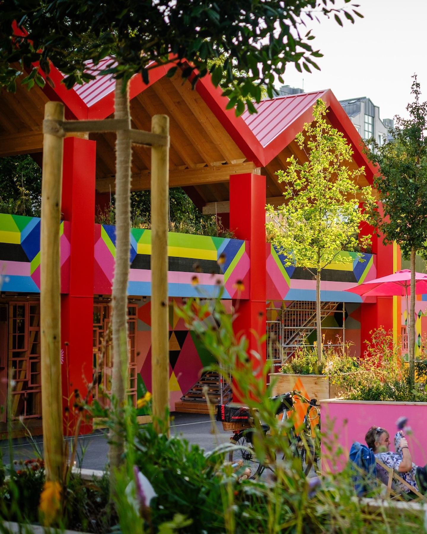 Orte gegen Einsamkeit!
Wir freuen uns sehr über die Berichterstattung zu den beiden Förderprojekten „Über den Tellerrand kochen e.V.“ und „FLUX“ der Mars Wrigley Foundation im Rahmen der Initiative „Zusammen.Halt“ in der neuen BAUMEISTER Ausgabe.
Vielen Dank an Julia Maria Korn und BAUMEISTER.
Foto: Marcus Kämpf