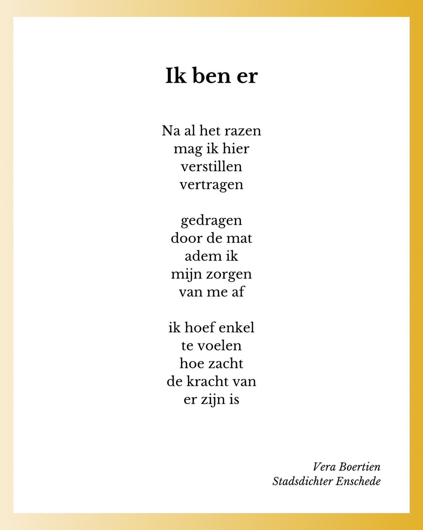 Uit de bundel ‘Metamorfose’ van de @dichtersinenschede ❤️
De drie gedichten van mij in de bundel zijn metamorfoses op verschillende niveaus. ‘Ik ben er’ is de kleinste, geïnspireerd door de metamorfose die ik iedere week doormaak bij de pilatesles bij @yogacentrumdebron 💖
🧘🏼♀️🧘🏼♀️🧘🏼♀️
Na al het razen
mag ik hier
vertstillen
vertragen
gedragen
door de mat
adem ik
mijn zorgen
van me af
ik hoef enke
te voelen
hoe zacht
de kracht van
er zijn is
🧘🏼♀️🧘🏼♀️🧘🏼♀️
#poezie #stadsdichter #metamorfose #pilates