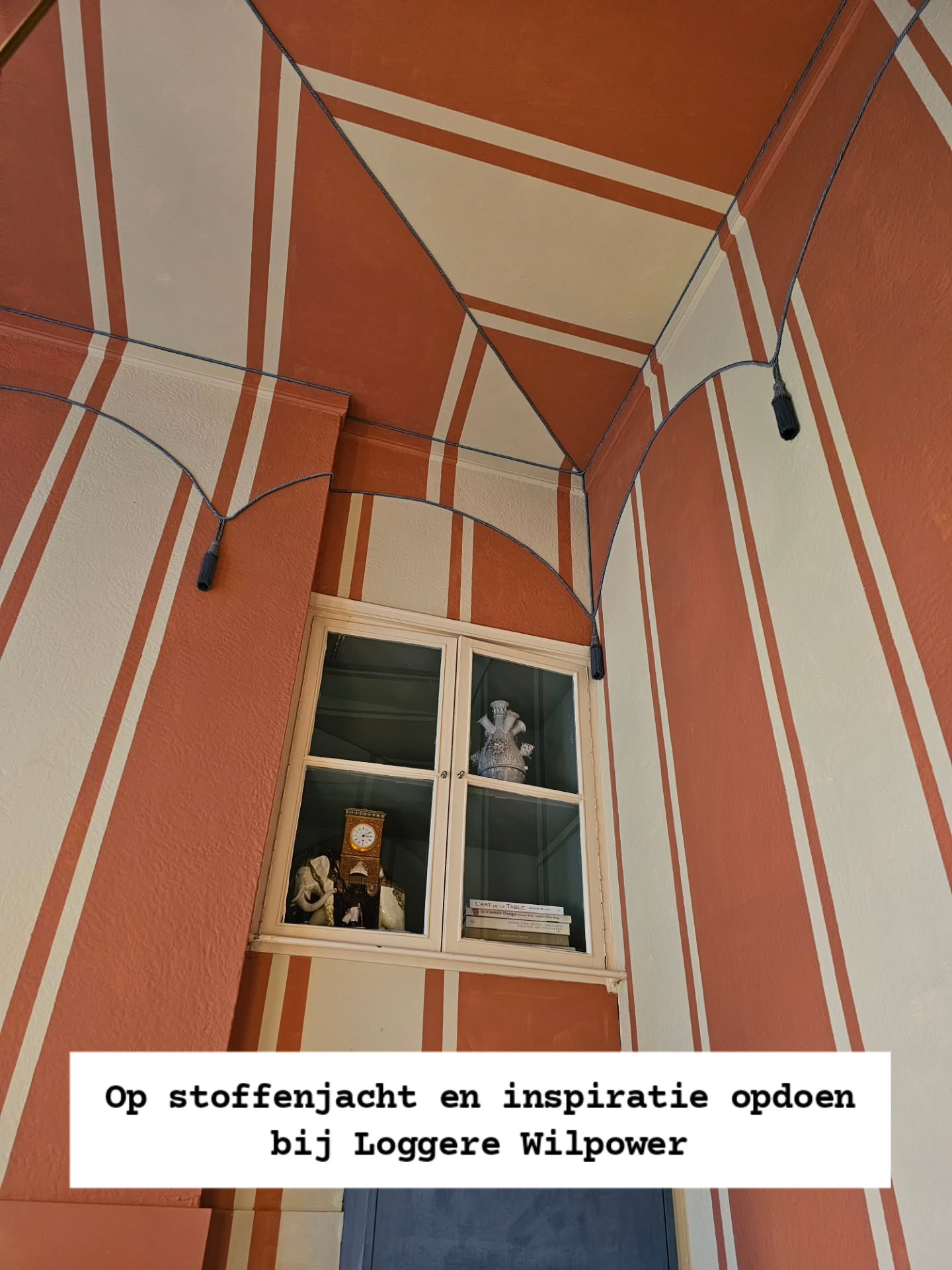 INSPIRATIE ▪︎ Behang en stoffen
Gisteren bezocht ik @loggere_wilpower. Heerlijk twee uur met m'n handen door mooie stoffen. En genieten van de rijke stijlkamers. M'n favoriet is wat je ziet op deze eerste foto. Fantastisch bedacht en uitgevoerd. Wat behang wel niet kan doen voor je ruimte. En ik blijf het zeggen: plafond plafond plafond🤩
Swipe voor meer inspo ⏩️ o.a. om je bed op te maken voor de love birds op deze valentijnsdag?!😏😘
#interieurinspiratie #interieurtips #kleurrijkwonen #behang #loggerewilpower