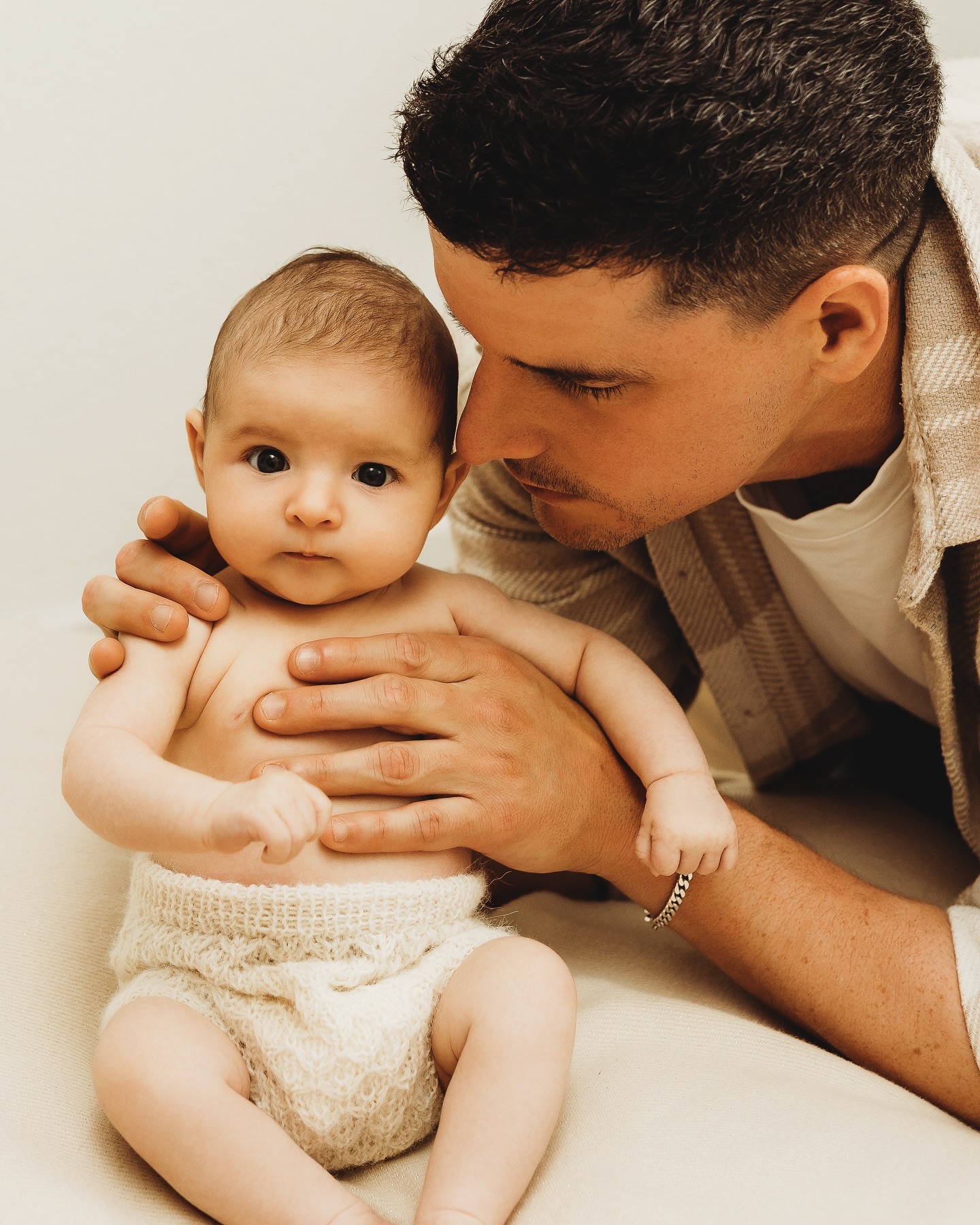 Hallo Ihr Lieben,
Nach einer sehr langen Sommerpause bin ich wieder zurück im Sattel und freue mich auf alle von euch, die bald mit mir shooten 🫶🏼
Ich bin voller Inspirationen und Ideen, hinter den Kulissen arbeite ich an neuen Konzepten. Die Schweiz hat mich ein wenig verändert, ich bin noch mehr gewachsen, hab viele neue Ideen und möchte meine Prozesse für euch anpassen, um euch einen unvergesslichen Service bieten zu können. Ich möchte für euch noch greifbarer und transparenter werden. Jedes Land hat andere Bedürfnisse und nach einem Jahr Forografie in der Schweiz sowie vielen tollen und konstruktiven Feedback weiß ich nun ein wenig mehr, was ihr euch von mir wünscht. Genau das werde ich nun anpassen, aber bitte euch noch um etwas Geduld.
Mein Facebook wurde leider gehackt und ich möchte in Ruhe eine neue Seite für euch aufbauen, so dass ihr mir hier und auf Facebook folgen könnt, wenn ihr möchtet.
Auch habe ich das Gefühl, dass mein Branding aus London nicht so gut zum Oberland passt und möchte im Hintergrund an einem neuen Logo sowie an einer neuen Homepage arbeiten.
Bei allen Neuerungen bin aber aber natürlich immer noch Marion, die mit voller Leidenschaft und ganzen Herzen fotografiert. Daran wird sich niemals etwas ändern.
Alle Neuerungen und Änderungen werden vermutlich ab Januar greifen.
So, genug geschwätzt, ich wünsche euch allen einen super schönen Donnerstag und drück euch ganz feste!
Eure Marion 🫶🏼