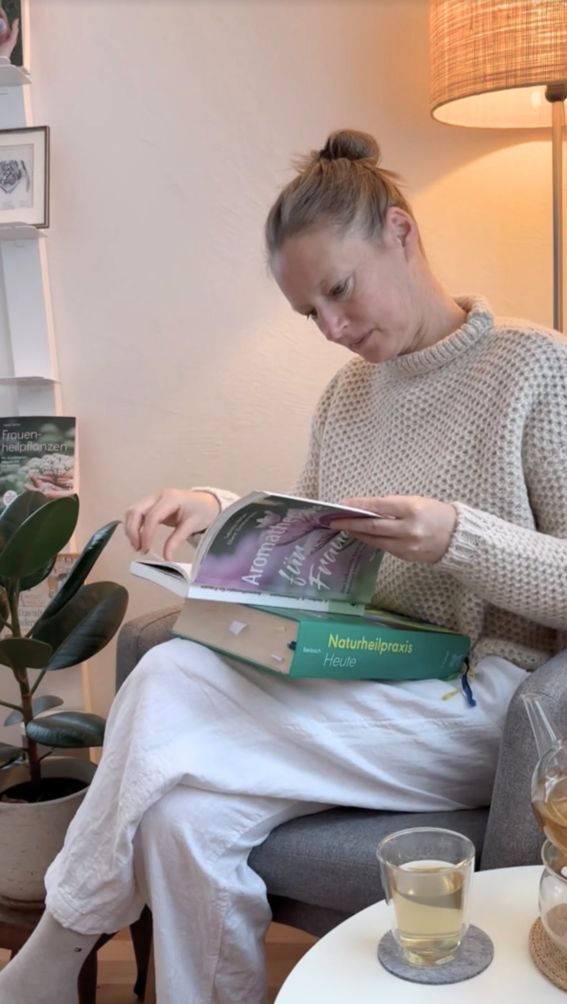 Frauenkörper erzählen Geschichten.
Sie funktionieren zyklisch, vielschichtig und im Zusammenhang – nicht nach Standardplänen.
Nach unserem Erstgespräch nehme ich mir bewusst Zeit. Ich lasse deine Geschichte nachwirken, verbinde die Puzzleteile, schaue auf deine Zusammenhänge –
und wenn nötig, lese ich nach.
Warum?
Weil ganzheitliche Frauenbegleitung mehr braucht als schnelle Lösungen.
So entsteht dein Therapieplan:
individuell, durchdacht und auf dich als Frau abgestimmt.
#frauenheilkunde
#frauengesundheit
#hormonbalance
#ganzheitlichegesundheit
#naturheilkunde