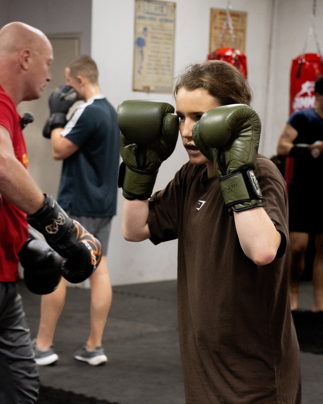 𝗚𝗶𝗿𝗹𝘀 𝗣𝗼𝘄𝗲𝗿 𝗯𝗶𝗷 𝗝𝗶𝗺𝗺𝘆’𝘀 𝗚𝘆𝗺! | Kickboksen en boksen zijn écht niet alleen voor mannen 💪🥊 Bij ons sta je als vrouw net zo sterk in de ring! Werk aan je zelfvertrouwen, kracht en techniek in een veilige en motiverende omgeving.
Beginner of ervaren? Jij bent welkom!