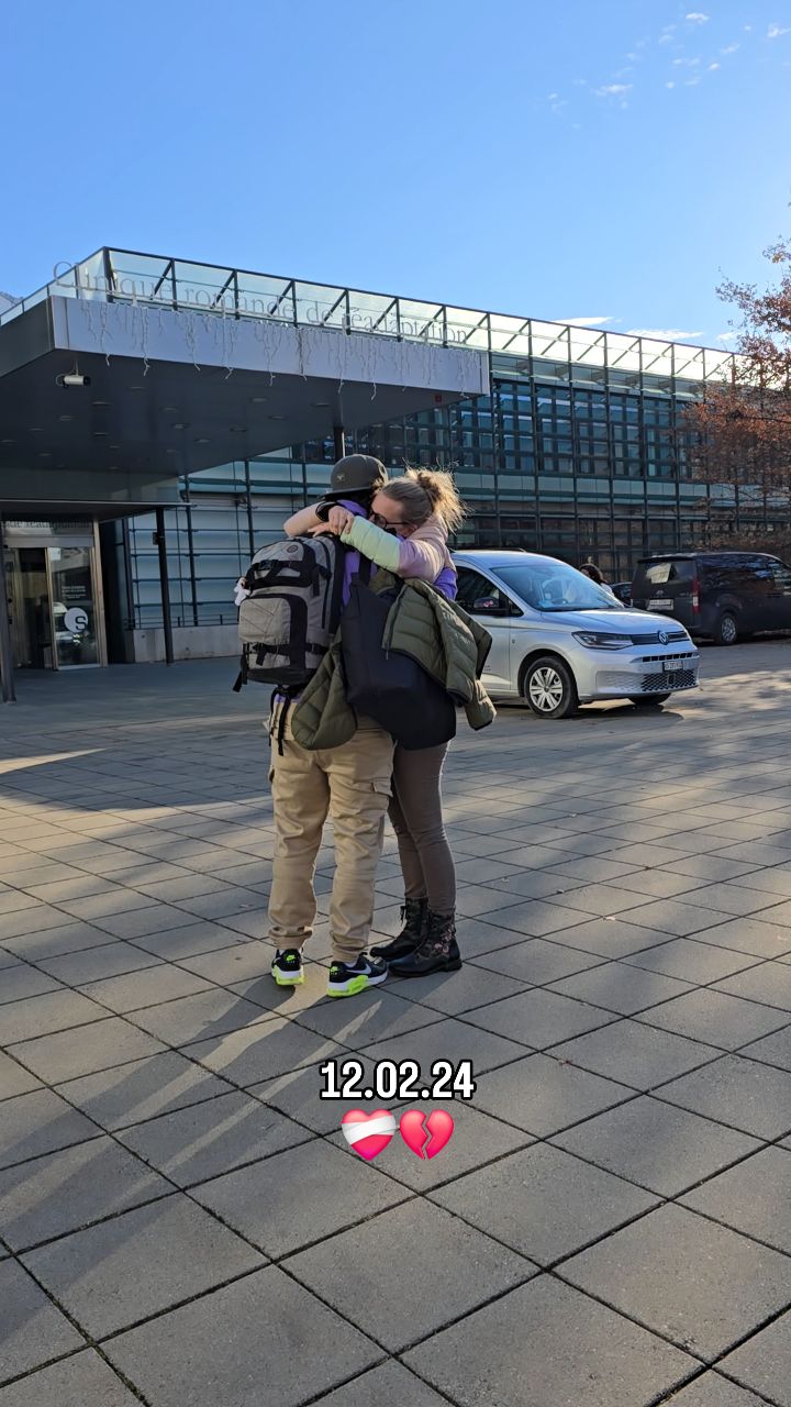 On vit avec 💔❤️🩹🦶🏻
2 ans depuis l'accident. J'en parle plus ici, parce qu'il y a bien pire et comme beaucoup, on a dû apprendre à vivre avec 😔
4 mois d'immobilisation, 6 mois de béquilles, + 12 mois de traitements hebdomadaires..
Mais 2 ans après, la douleur est toujours là, parfois plus présente, parfois moins. Comme par vagues.. 😪 Mika n'a jamais pu recourir jusqu'à présent mais on ne perd pas espoir 💪🏻🙏🏻Il peut marcher (sans séquelles apparentes) et ça c'est déjà beaucoup. On a pris conscience qu'on ne parlait plus en mois de reconstruction mais en années.
Rien n'arrive par hasard et cet accident nous a vraiment mis un genou à terre mais nous a aussi ouvert les yeux sur beaucoup de choses 🙏🏻 On a grandi, avec un talus en moins ❤️🩹
Grosses pensées pour les personnes en rééducation longue. Un combat dans l'ombre et le silence. Force et courage ♥️✨️
Recovery |Accident | Fracture talus