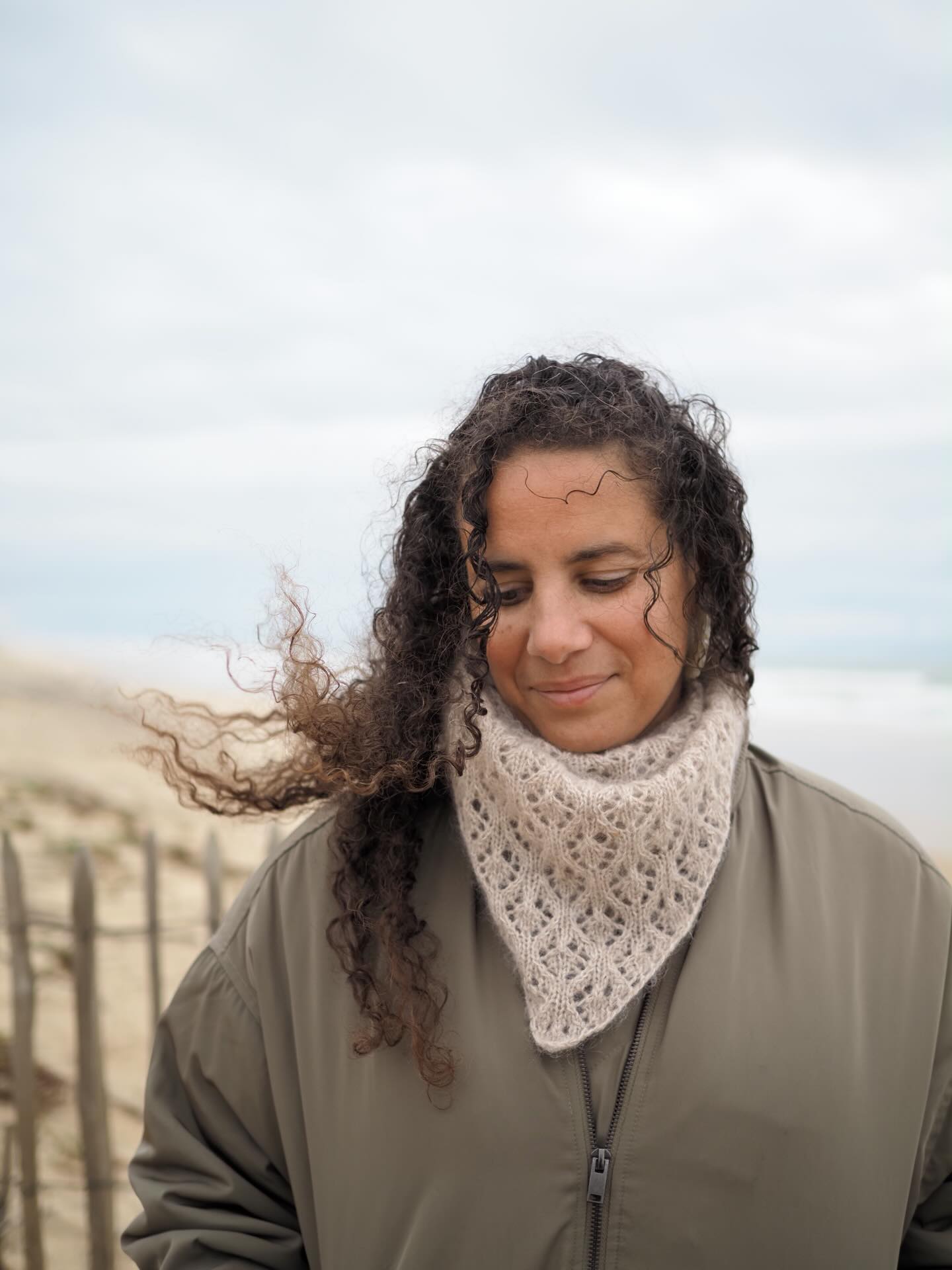 Mon châle BABCIA et mon pull LOFOTEN - parfait compagnon pour cette après midi d’hiver à l’océan.
Lofoten 🐚 se tricote en rond de haut en bas avec des lignes d’épaules déportées, une encolure ronde, plusieurs hauteurs de col possible et d’autres détails qui en font un pull confortable.
🍿 Retrouvez les Fiches tricot en français et en anglais sur Ravelry et www.AtelierEmilie.com et profitez des 15% sur le modèle Babcia avec le code BABCIA jusqu’à ce soir minuit.
Fils . @bichesetbuches @majogarn
___________________________________
#atelieremiliedesigns #babciabyae #lofotenbyae
Tricot Knit knitting