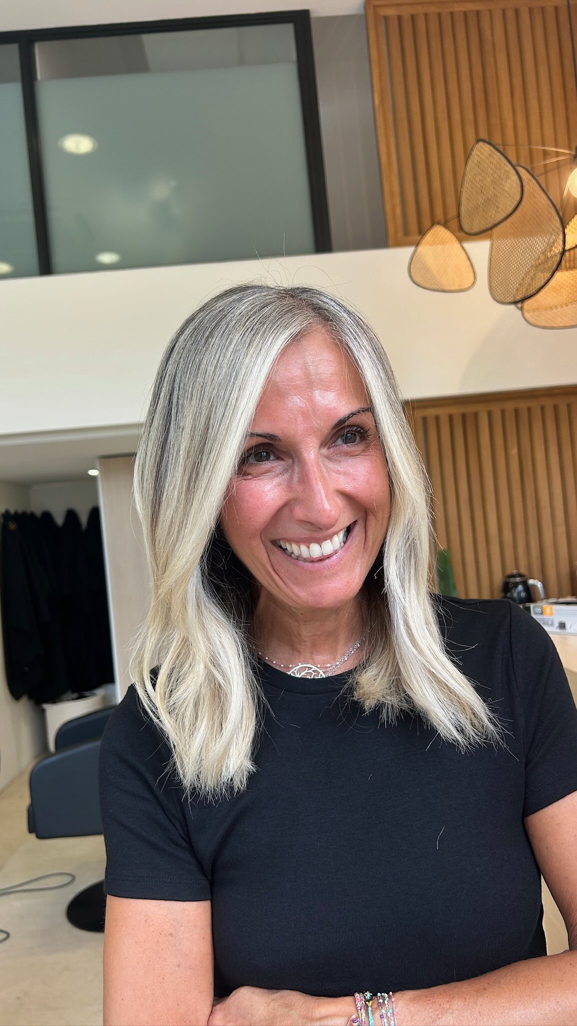 Et si 2026 était l’année où on arrêtait de cacher… pour enfin sublimer ? 🤍
Le Grey Blending, c’est LA tendance du moment.
L’idée ? Ne plus couvrir systématiquement les cheveux blancs, mais les fondre subtilement dans la chevelure pour un résultat naturel, doux et élégant.
Fini l’effet “barre” à la racine.
Fini la démarcation marquée entre les repousses blanches et les longueurs foncées.
On vient travailler un fondu sur-mesure, que tu sois blonde, brune ou châtain, pour intégrer les cheveux blancs dans l’ensemble et créer une harmonie ✨
Le but n’est pas de masquer.
Le but est d’assumer… avec style.
Chaque chevelure est différente, chaque pourcentage de cheveux blancs aussi.
C’est pourquoi le Grey Blending se réfléchit, se personnalise, se construit.
Tu envisages de passer ce cap ?
Viens en consultation ✨ On en discute ensemble, on analyse tes cheveux et on voit si le Grey Blending est fait pour toi.
Prendre rendez-vous, c’est peut-être le début d’une nouvelle relation avec tes cheveux 🤍