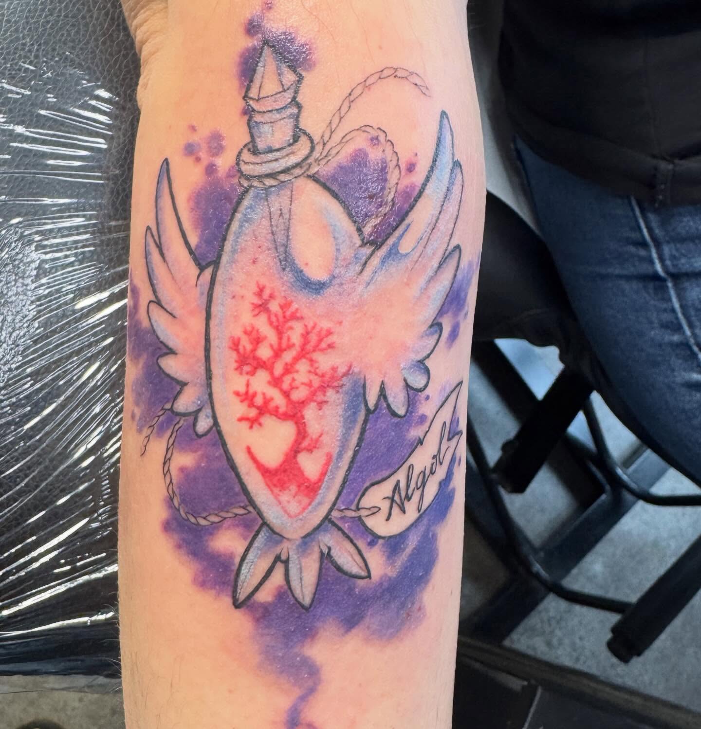 La 2 eme fiole algol où le sang se transforme en corail au contact de la mer et en pégase au contact de l’air (je suis je suis ?)
Merci de ta confiance
#tattoo #tatouage #laval #mayenne #aquarelle
Votre projet a Aline.lollipop@gmail.com