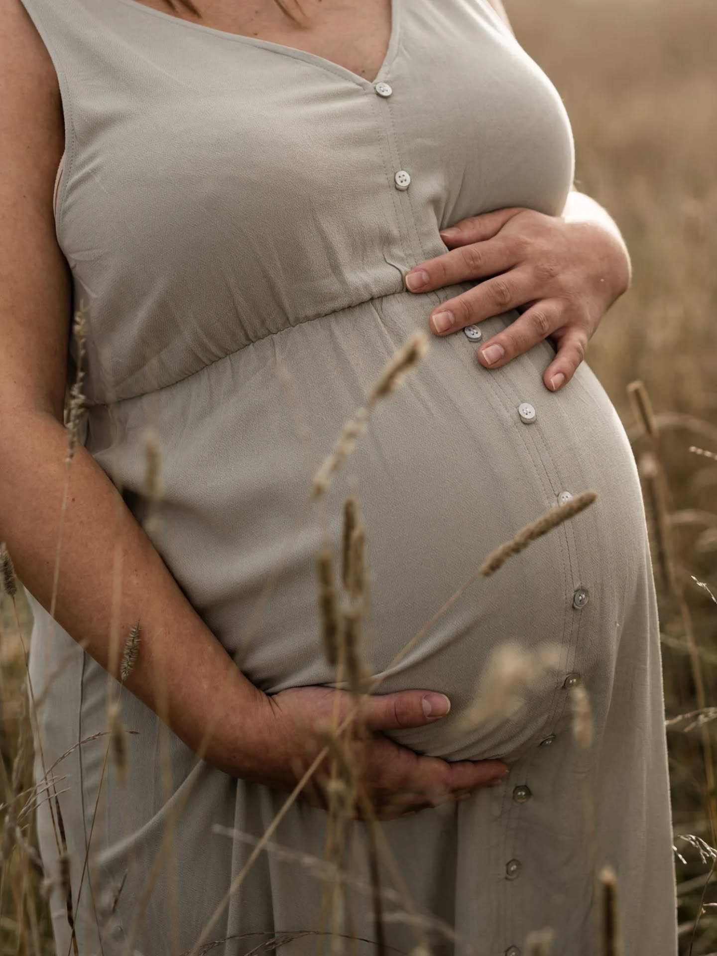 Nu börjar sommarens schema fyllas på även med gravidfotograferingar. Så ljuvligt att få spara de där sista ögonblicken då två hjärtan slår i samma kropp - i sommarens varma vindar. 😍
Är du eller någon du känner gravid? ♡ Hör av er så ser vi till att planera rätt fotografering för just er; oavsett om det blir på en äng, vid havet, i studion eller hemma hos er. 🙌✨️
#gravid2026 #bf2026 #gravidfotografstockholm #fotografstockholm #mammaliv
