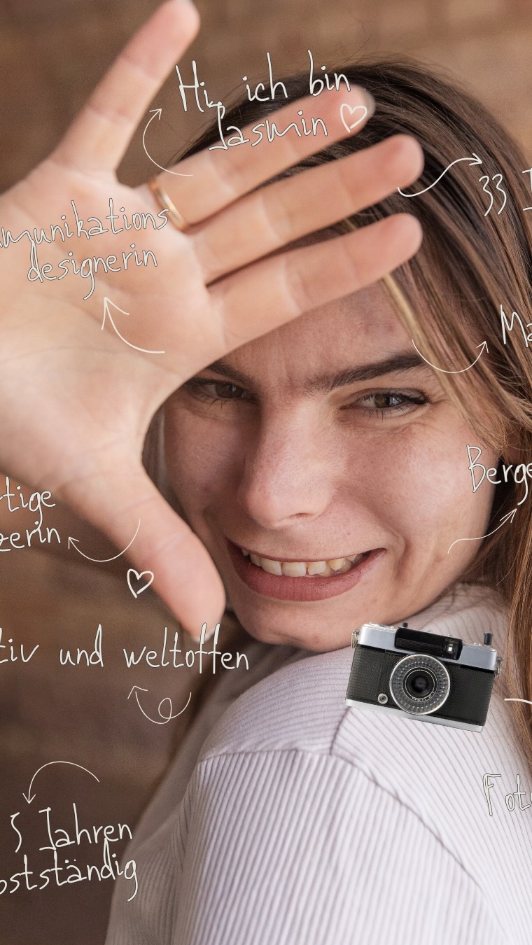 Hi, ich bin Jasmin ✨
Fotografin aus Heidelberg, 33 Jahre,
Mama von zwei Kindern, verheiratet 💍
und lebe mit zwei Katzen 🐈🐈
Ich fotografiere echte, ungestellte Momente –
natürliche Familienfotografie,
Neugeborenenbilder bei euch zuhause
und Kindergartenfotografie mit Herz.
Mein Weg zur Kamera:
📷 erstes Lehrjahr schulisch zur Fotografin
🎨 Kommunikationsdesign mit Schwerpunkt Fotografie
🎬 Diplom im Bereich Dokumentarfilm
Abseits der Kamera liebe ich
🍷 guten Wein (Pfälzerin durch und durch)
🚲 Radfahren
🌿 Abenteuer in der Natur
🏔 Berge und
💧 tiefe Seen
Schön, dass du da bist 🤍 #fotografheidelberg #fotografmannheim #babyfotografmannheim #babyfotografheidelberg #kindergartenfotografie